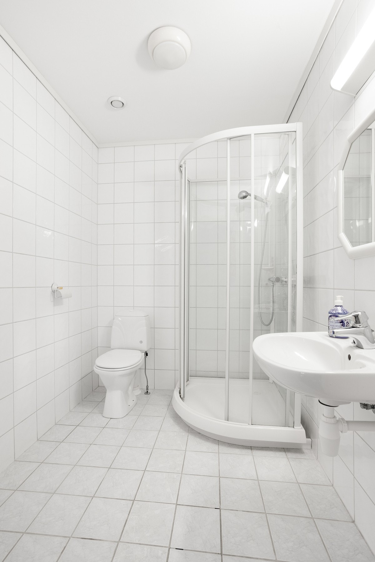 Bad II med gulvmontert toalett og dusjnisje Galleribilde