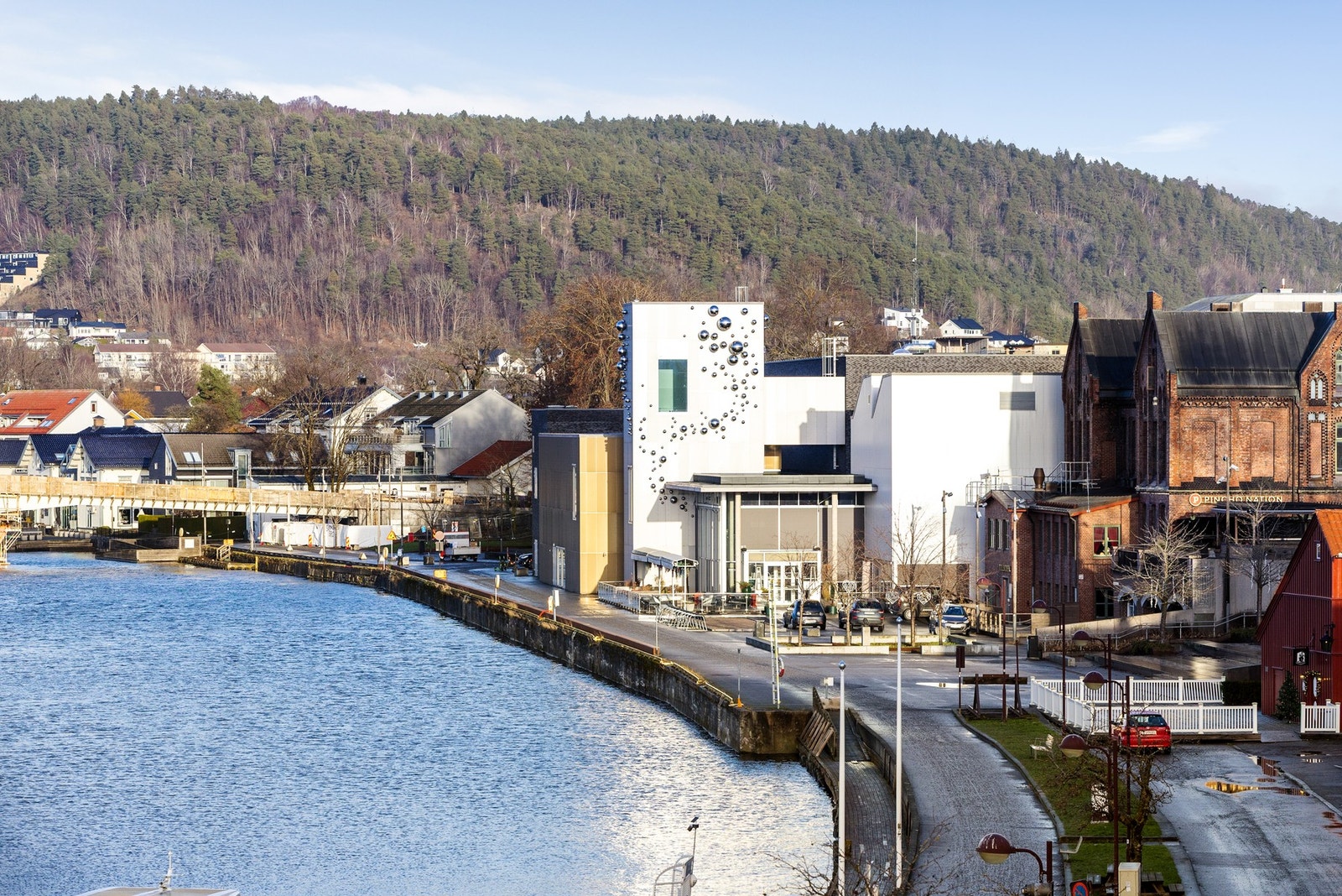 Kulturhuset "Ælvespeilet" og restauranten Pincho Nation i gangavstand fra leiligheten Galleribilde