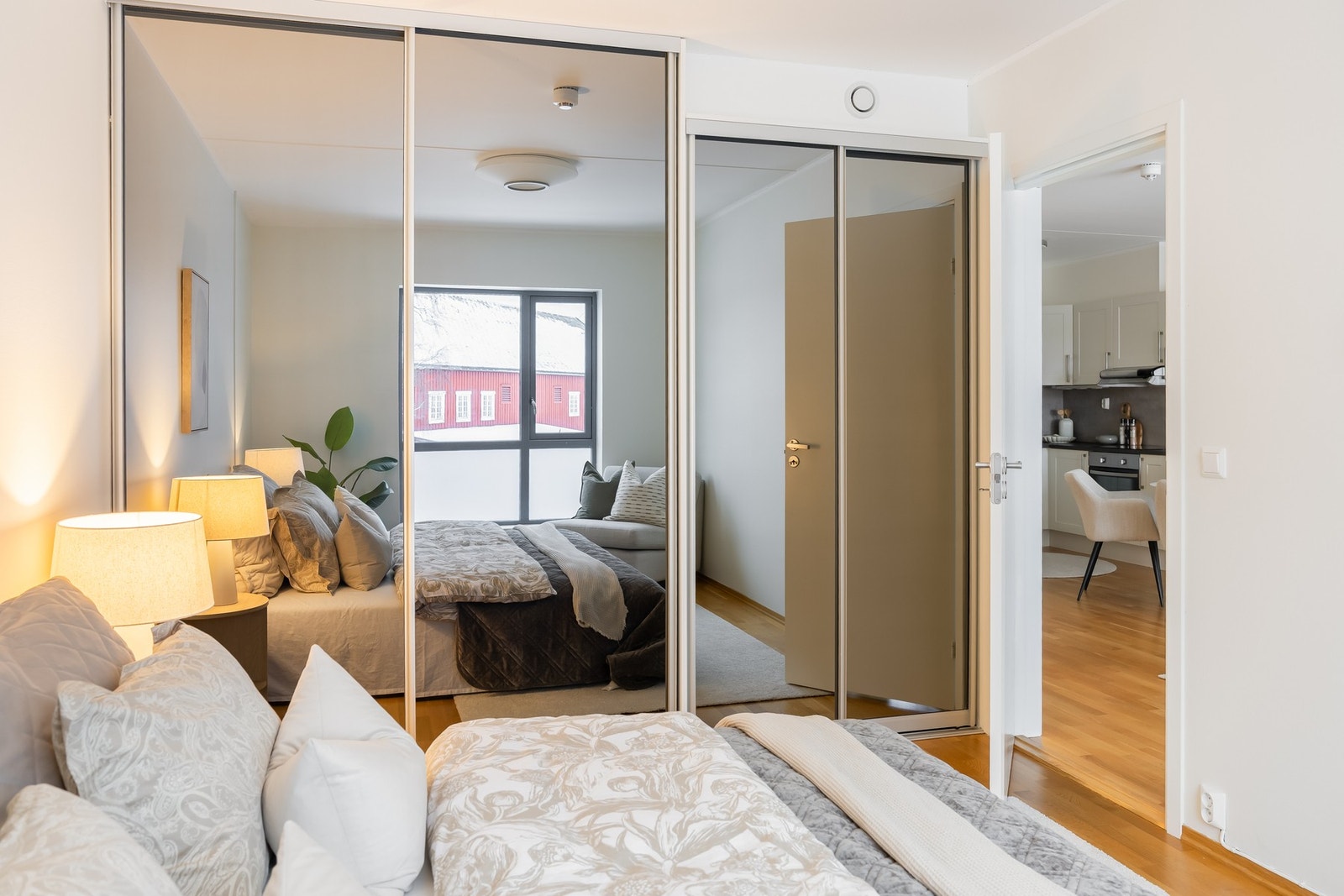 Praktisk garderobeløsning med speil som følger handelen. Galleribilde