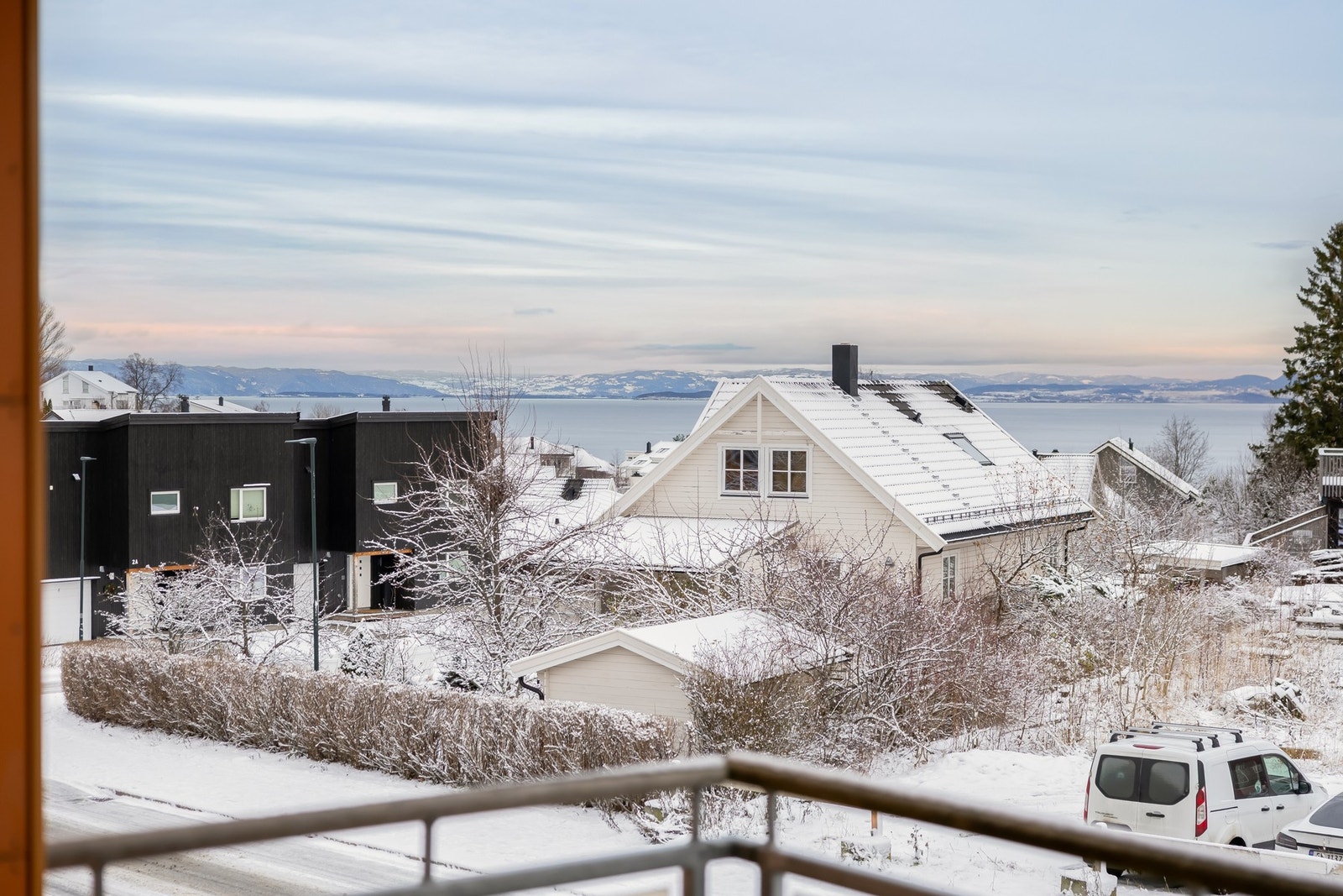 Nydelig utsikt fra balkongen. På låven nedenfor boligen holder Milde Mathilde til - en koselig miks av kafé, klesbutikk, fotklinikk og frisør Galleribilde