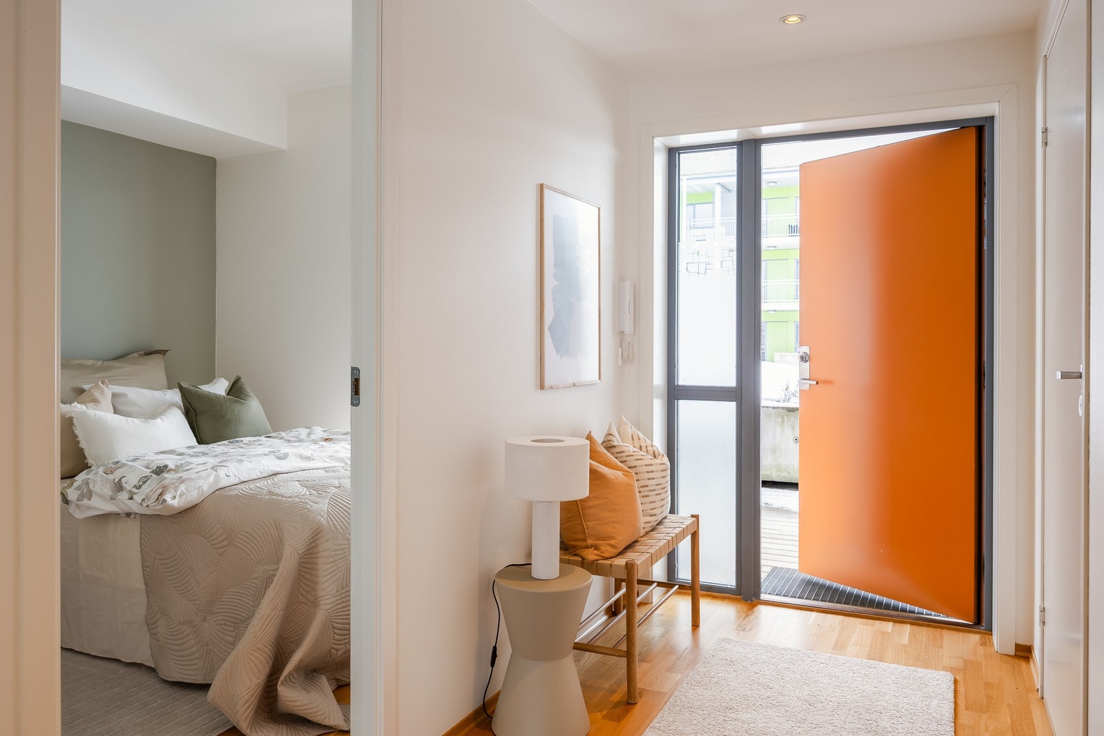 Entrè på 8,7 kvm med varme i gulv. Inngangen er ved bakkeplan. Galleribilde