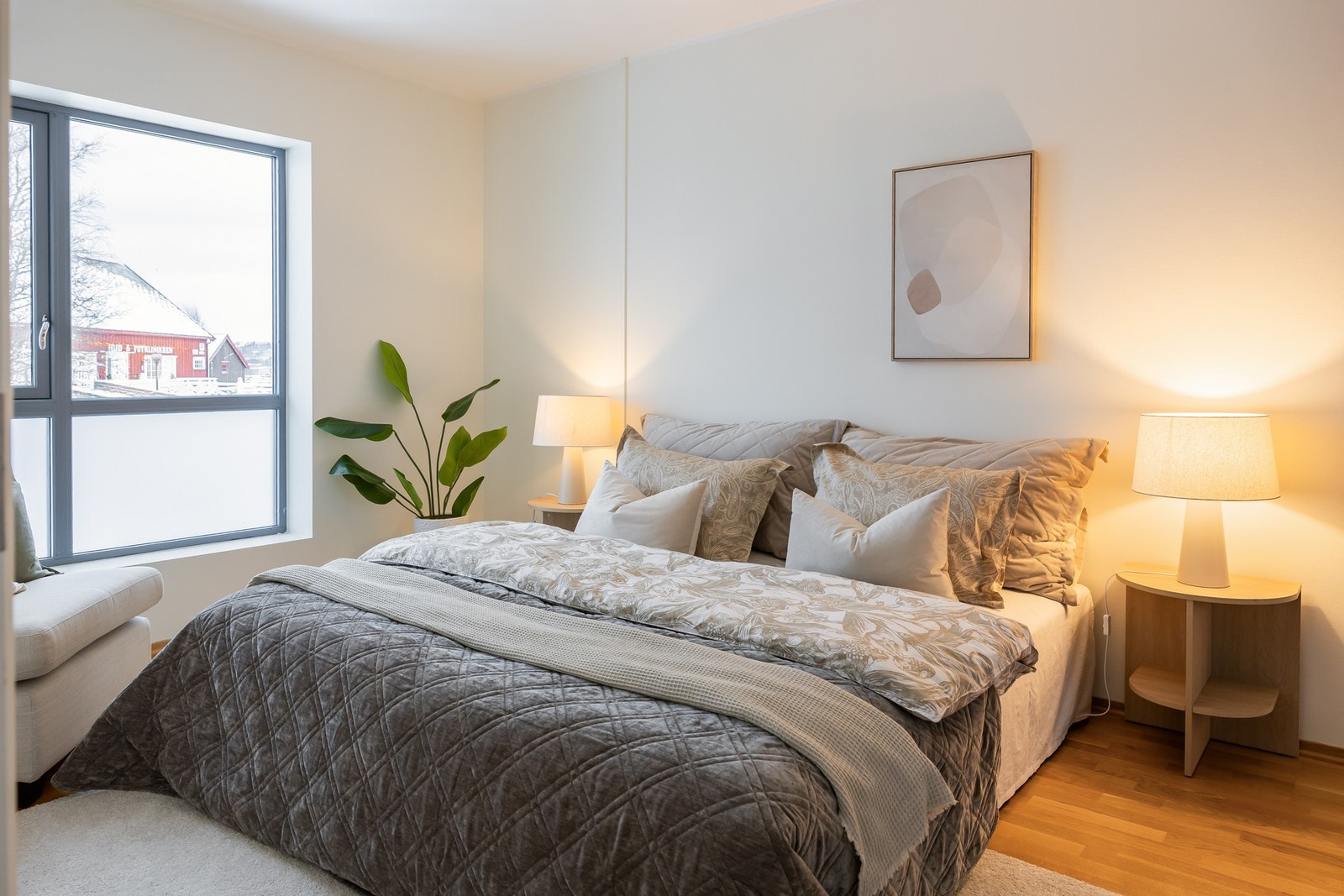 Soverommet er på ca. 14 kvm og har tilpasset garderobeskap på den ene veggen Galleribilde