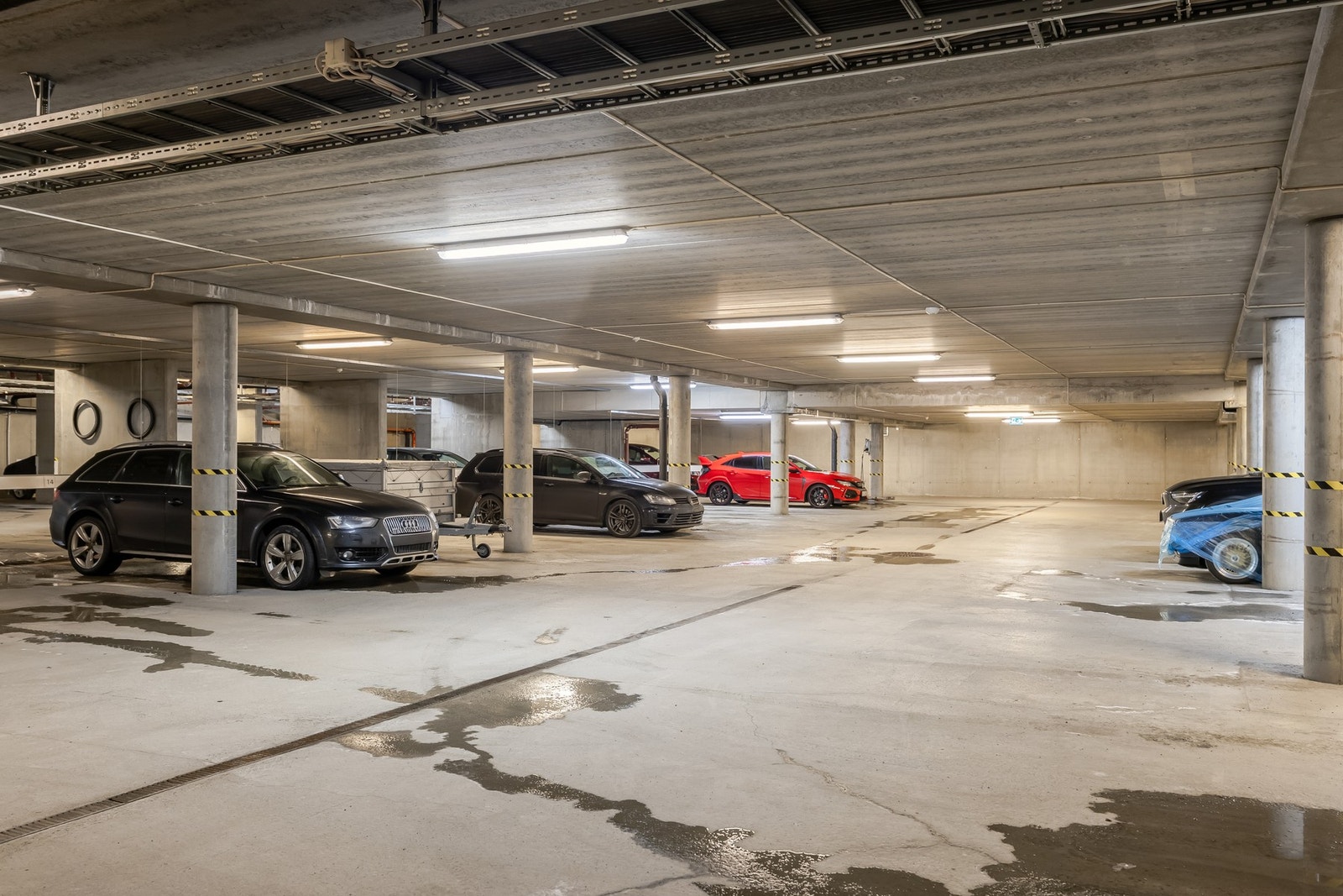 Egen romslig plass i p-kjeller med el - bil uttak. Trappefri adkomst fra p-kjeller. 3 gjesteplasser Galleribilde