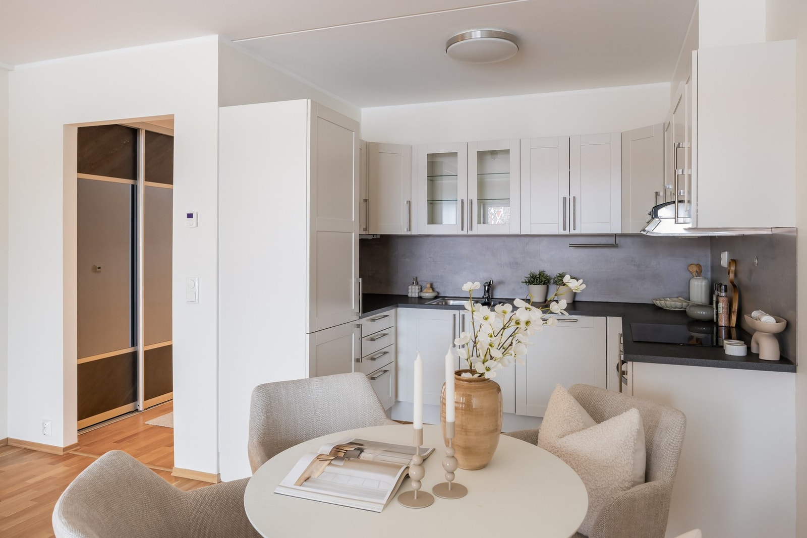 God plass til spisebord som gir en naturlig inndeling av stue og kjøkken. Galleribilde