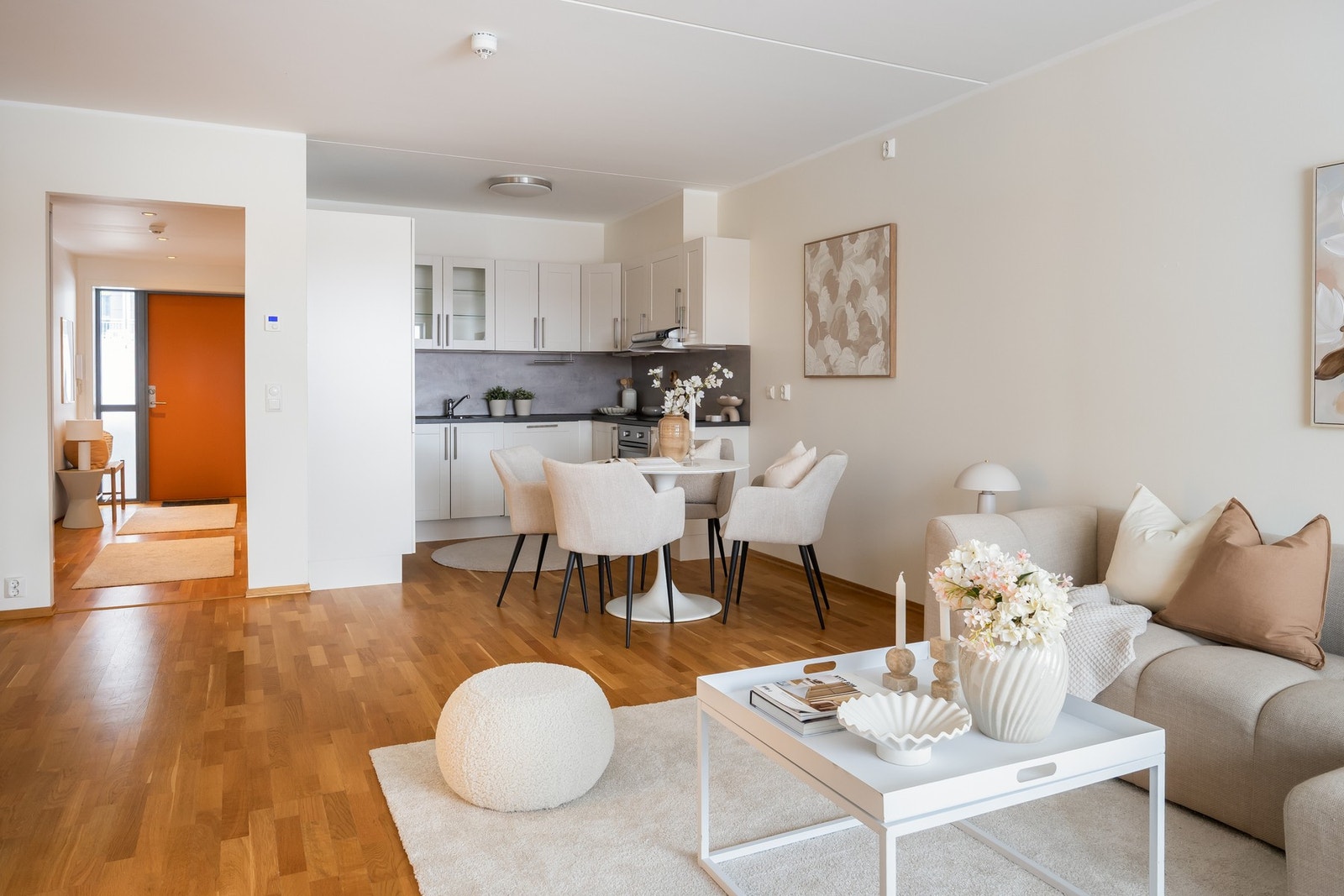 Det er god plass til både sofaseksjon og spisebord. Stuen fremstår moderne med rene og lyse flater. Galleribilde