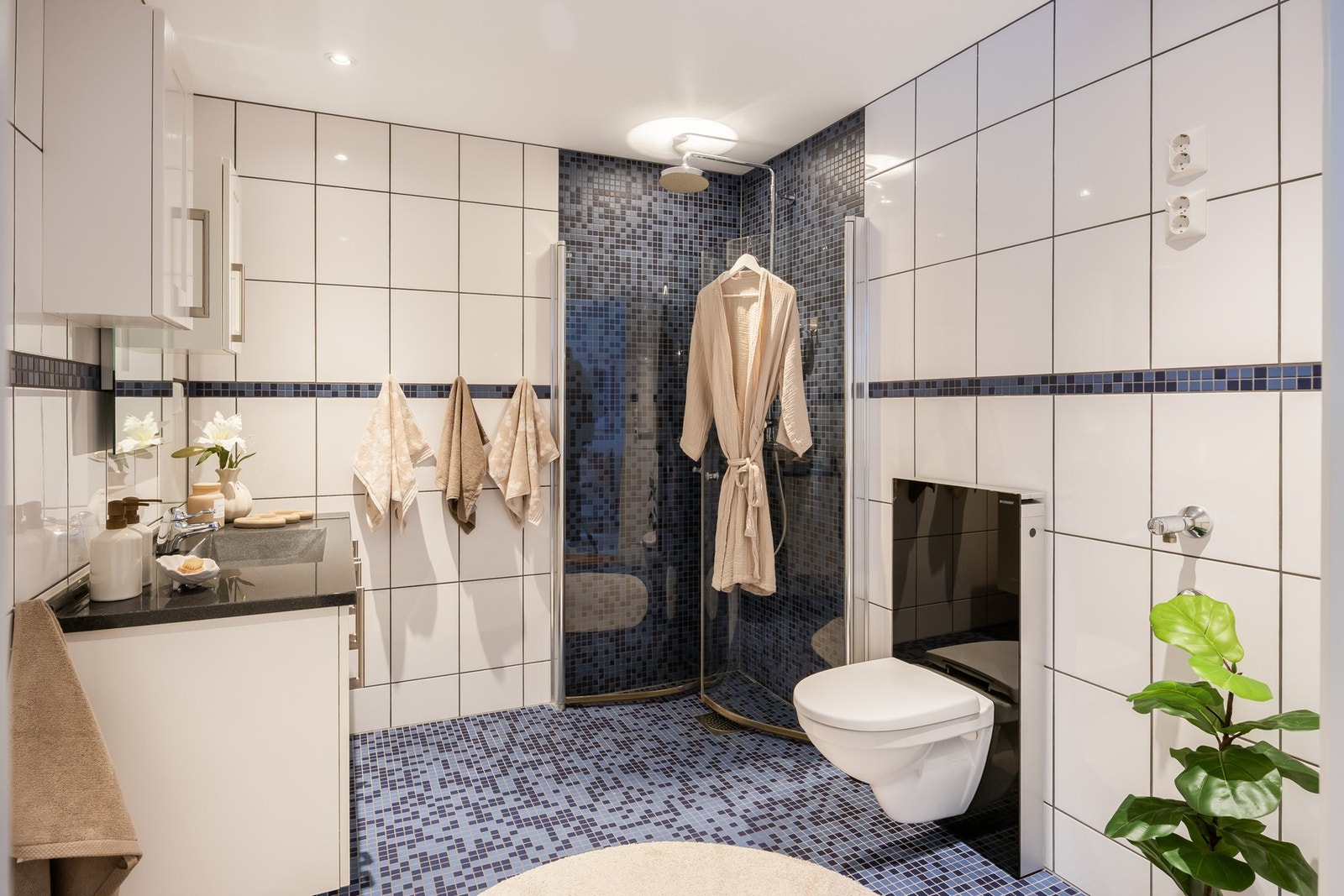 Flott flislagt baderom med gulvvarme og opplegg for vaskemaskin og tørketrommel. Galleribilde