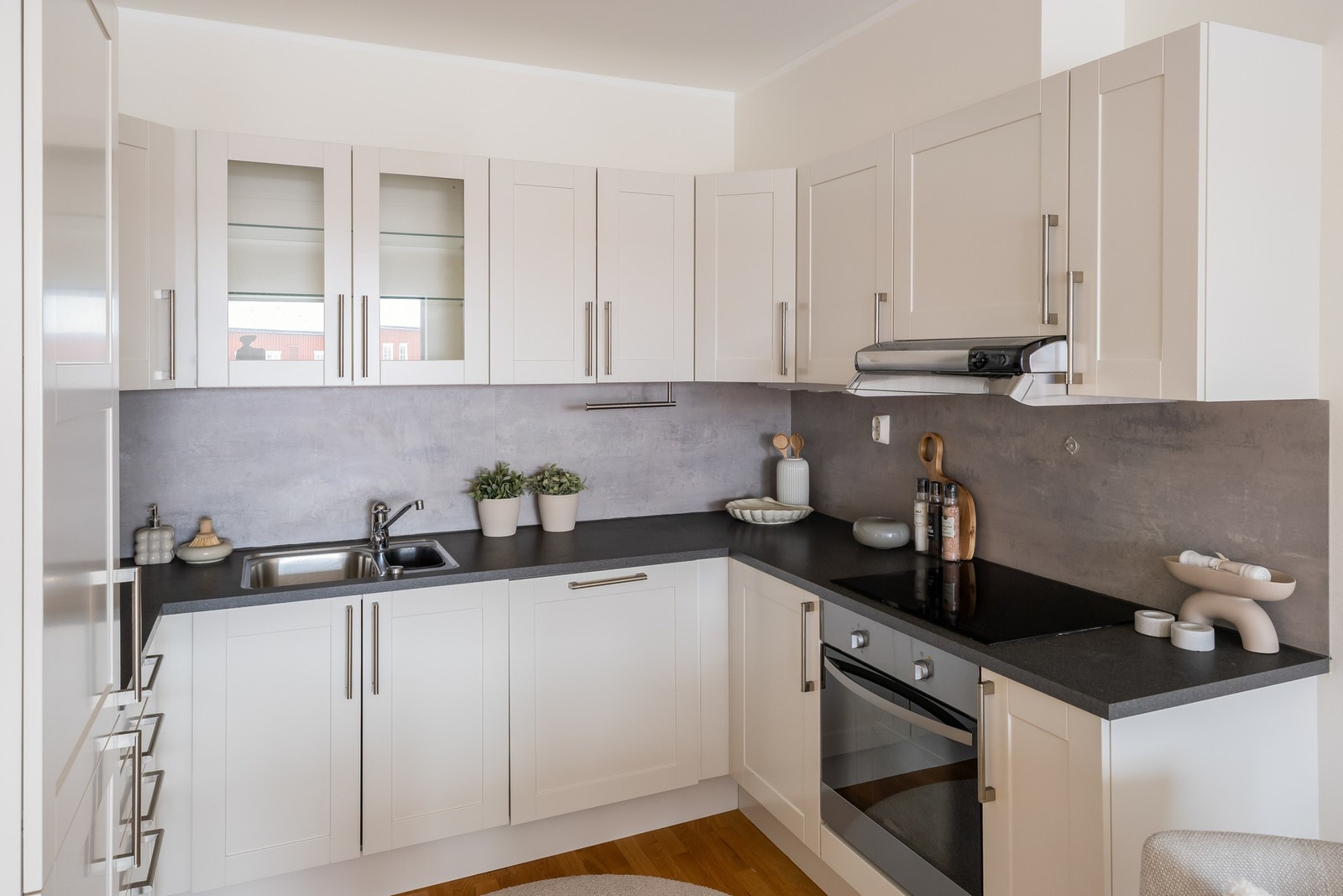 Pent lyst HTH kjøkken med integrerte hvitevarer som medfølger i handelen. Tilstandsgrad 1 fra takstmann. Induksjon platetopp Galleribilde