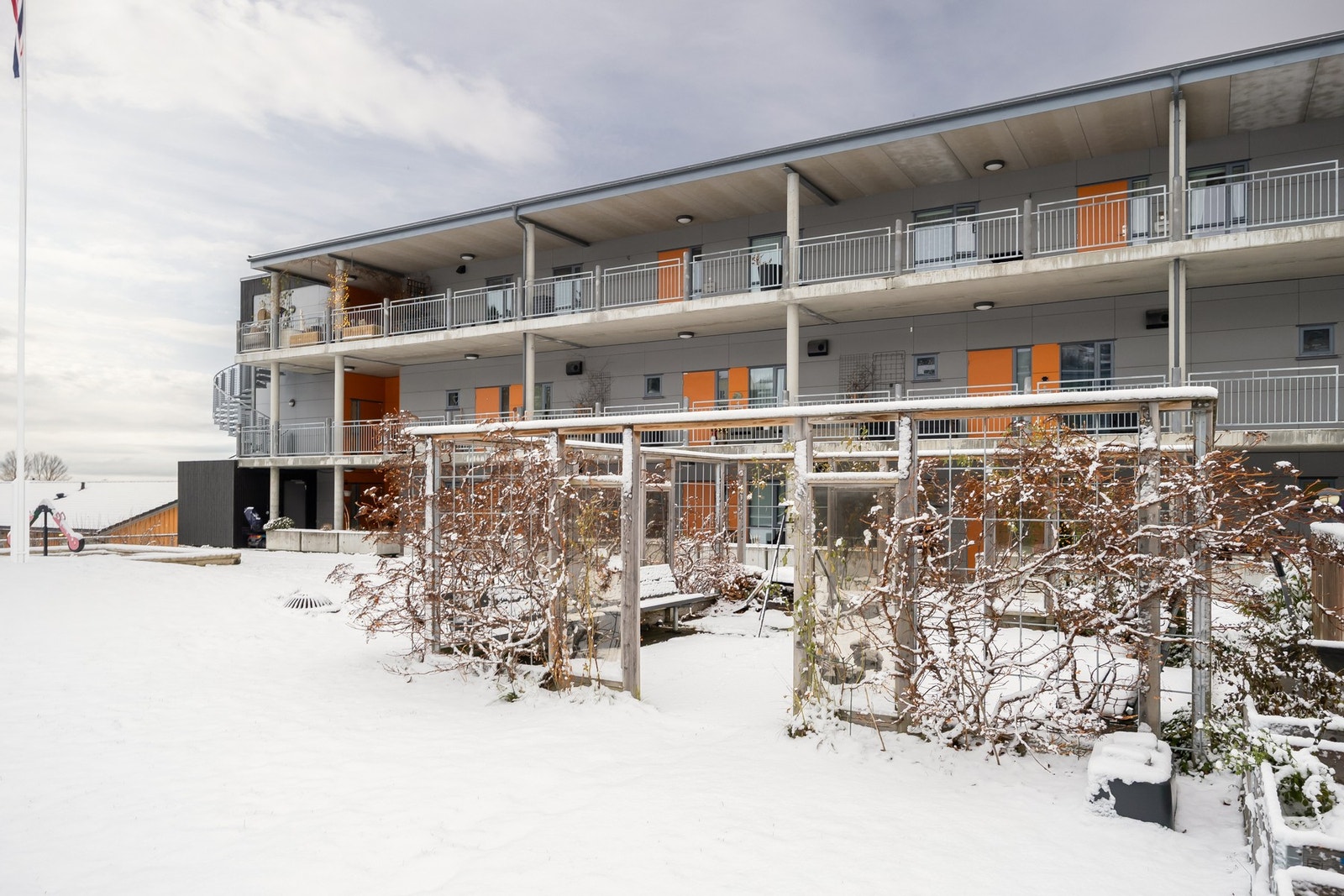 Sameiet har et svært hyggelig fellesområde med store grøntareal, bærbusker, frukttrær, og godt med sittegrupper for felles sammenkomster Galleribilde