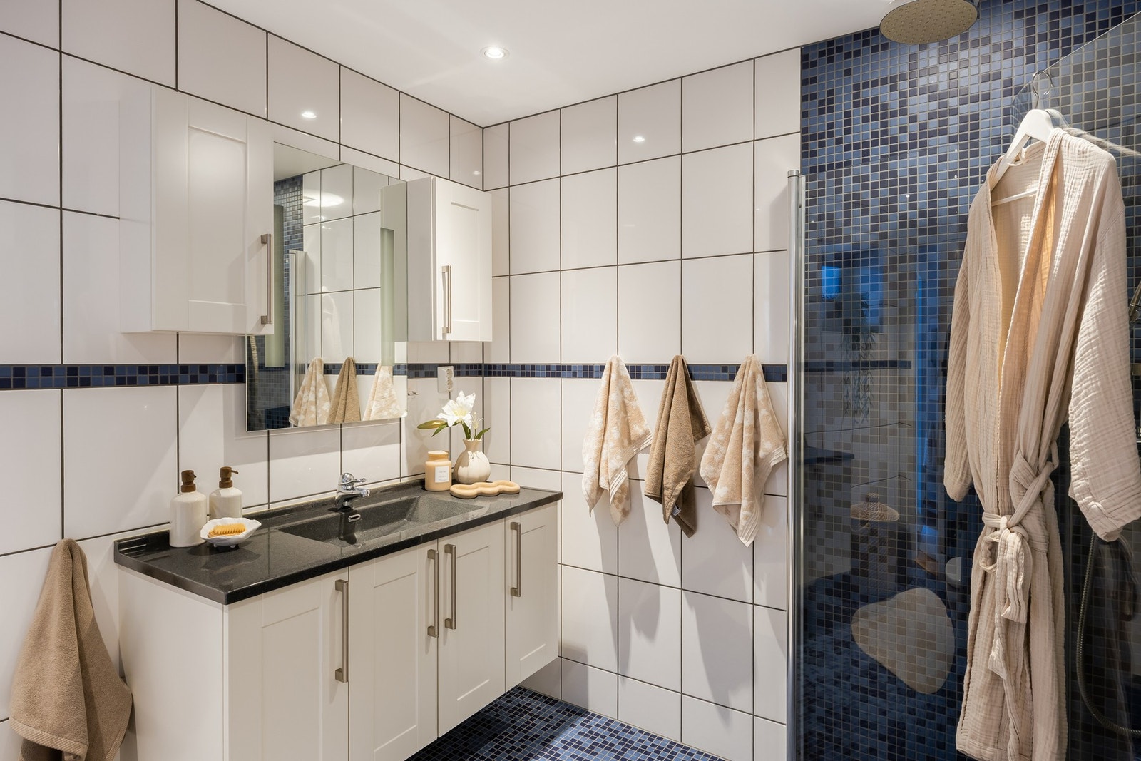 Badet er ca. 6 kvm. Galleribilde