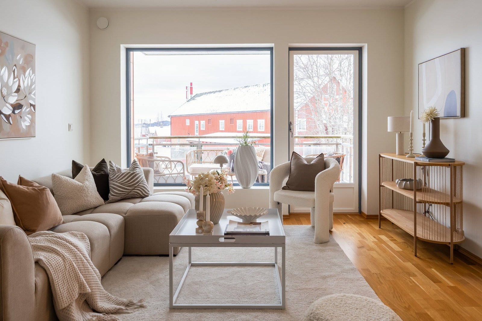 Store vindusflater som sørger for rikelig med lys. Galleribilde