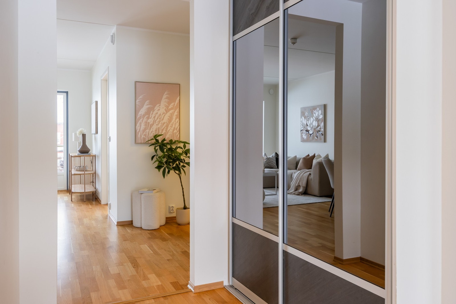 Romslig entre med garderobeskap. Galleribilde