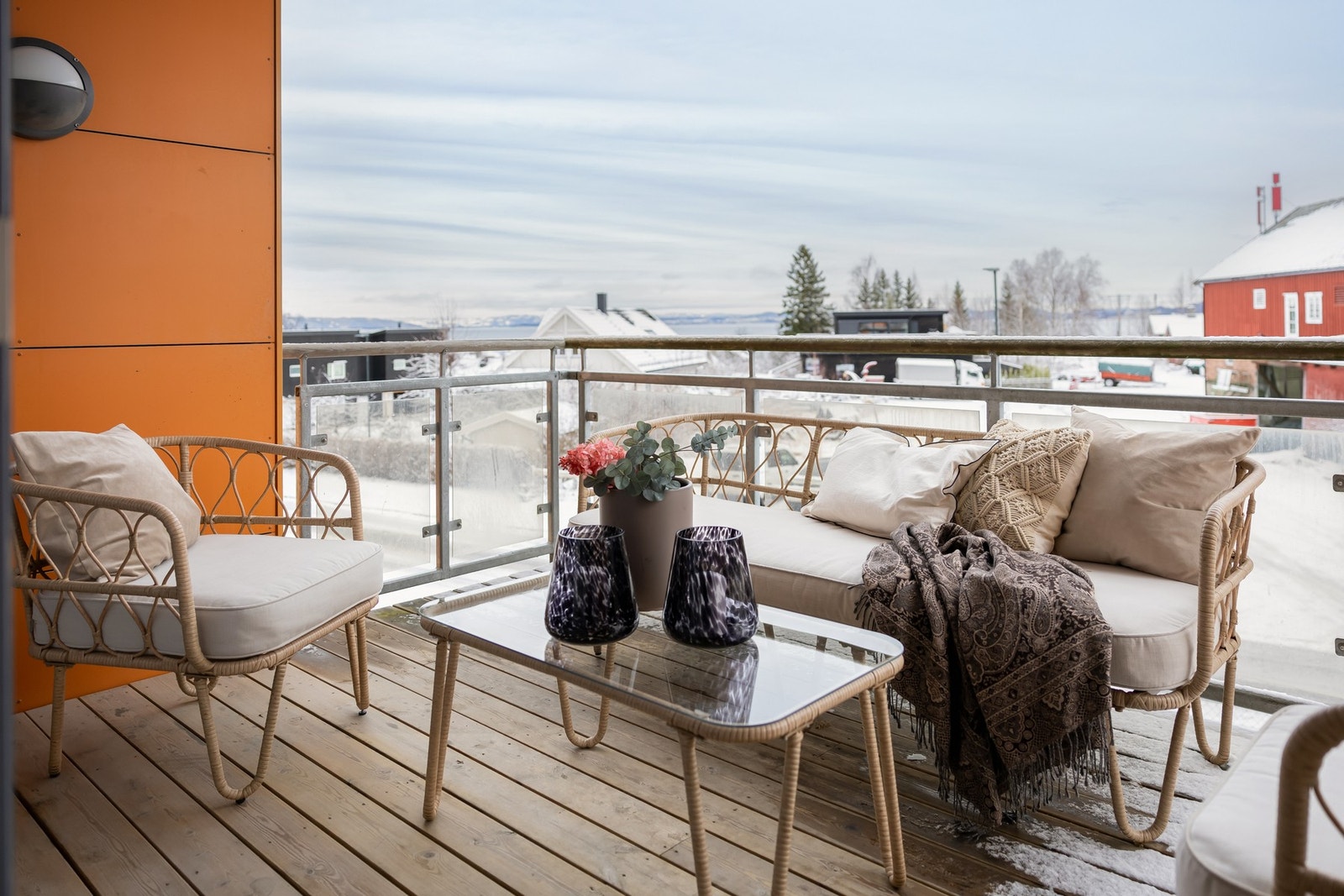 Balkongen er på 9 kvm og har utgang fra stuen, sol til ca. 12. På fremsiden, fra svalgangen har man ettermiddag og kveldssol. Kun minutters gange til sjø og badestrand. Galleribilde