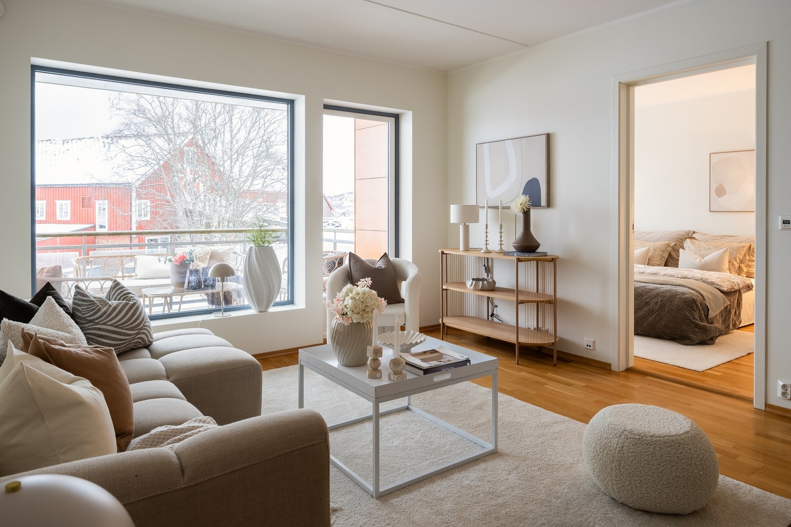 Nydelig stue med naturlig plass for både sofaavdeling og spisestue. Galleribilde