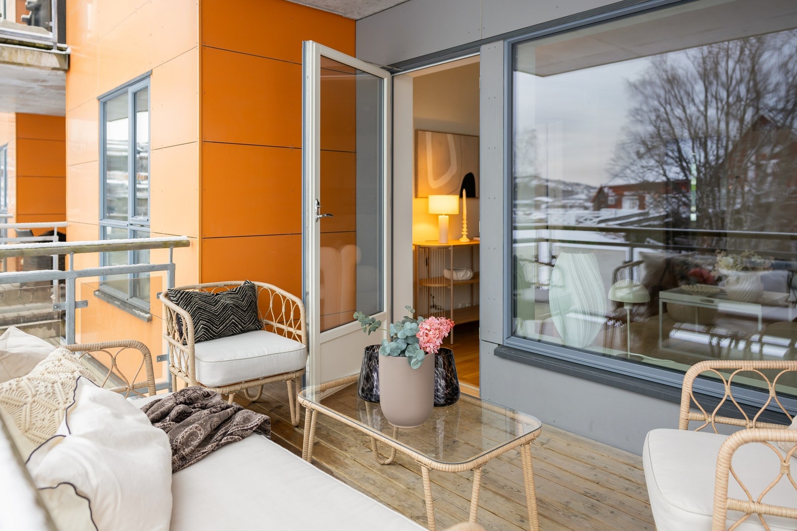 Balkongen er overbygd, god plass til hagemøbler. Den ligger Galleribilde