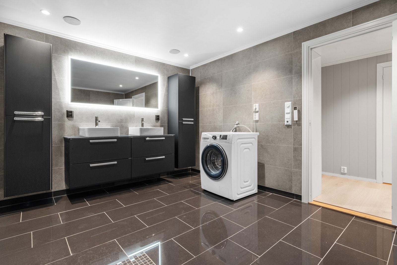 Her er det innredning med servant, dobbel dusj, opplegg for vaskemaskin og varmekabler i gulv. Galleribilde