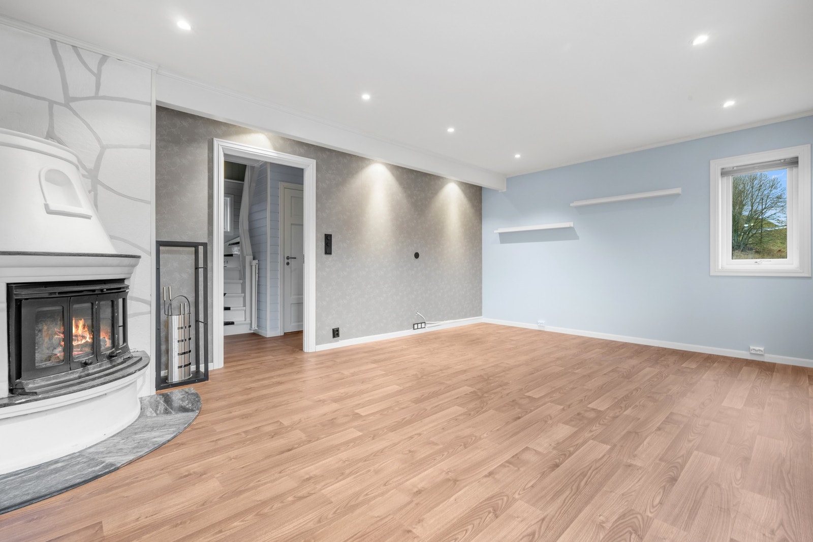 Boligen går over tre plan, hvor 1. etasje byr på ei romslig stue og spisestue. Galleribilde