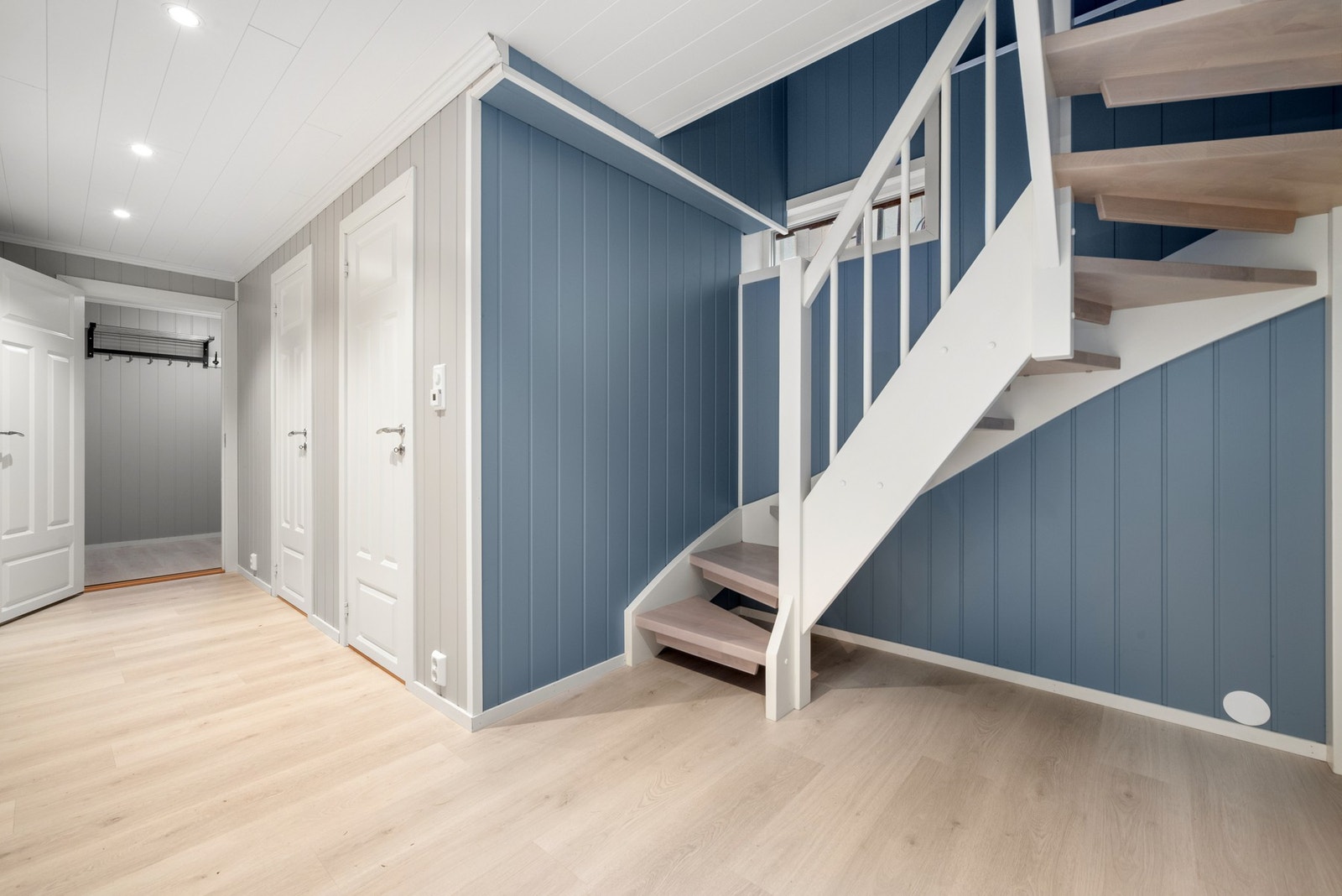 Kjelleren er delvis innredet med nytt bad, bod og teknisk rom. Gangen har varmekabler i gulv. Galleribilde