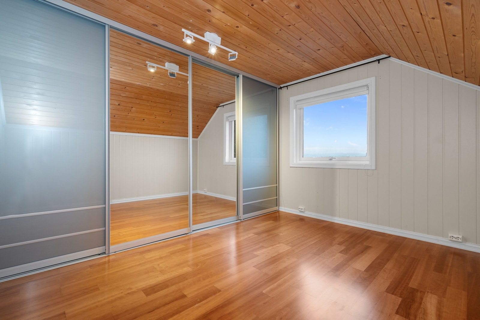 Soverom 3 er på ca. 12 kvm med praktisk skyvedørsgarderobe. Galleribilde