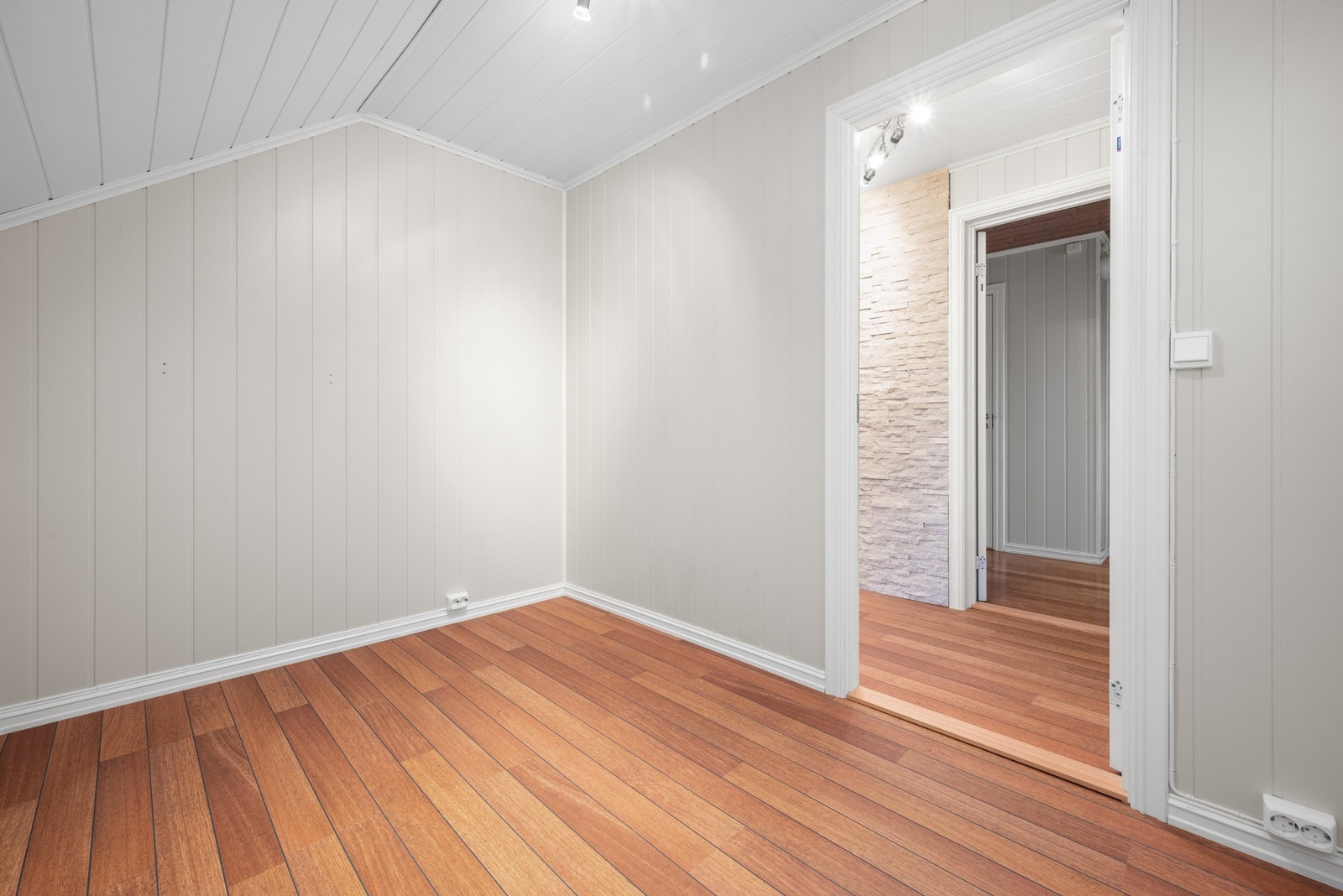 Fra hovedsoverommet er det tilgang til egen walk-in på ca. 6 kvm. Galleribilde