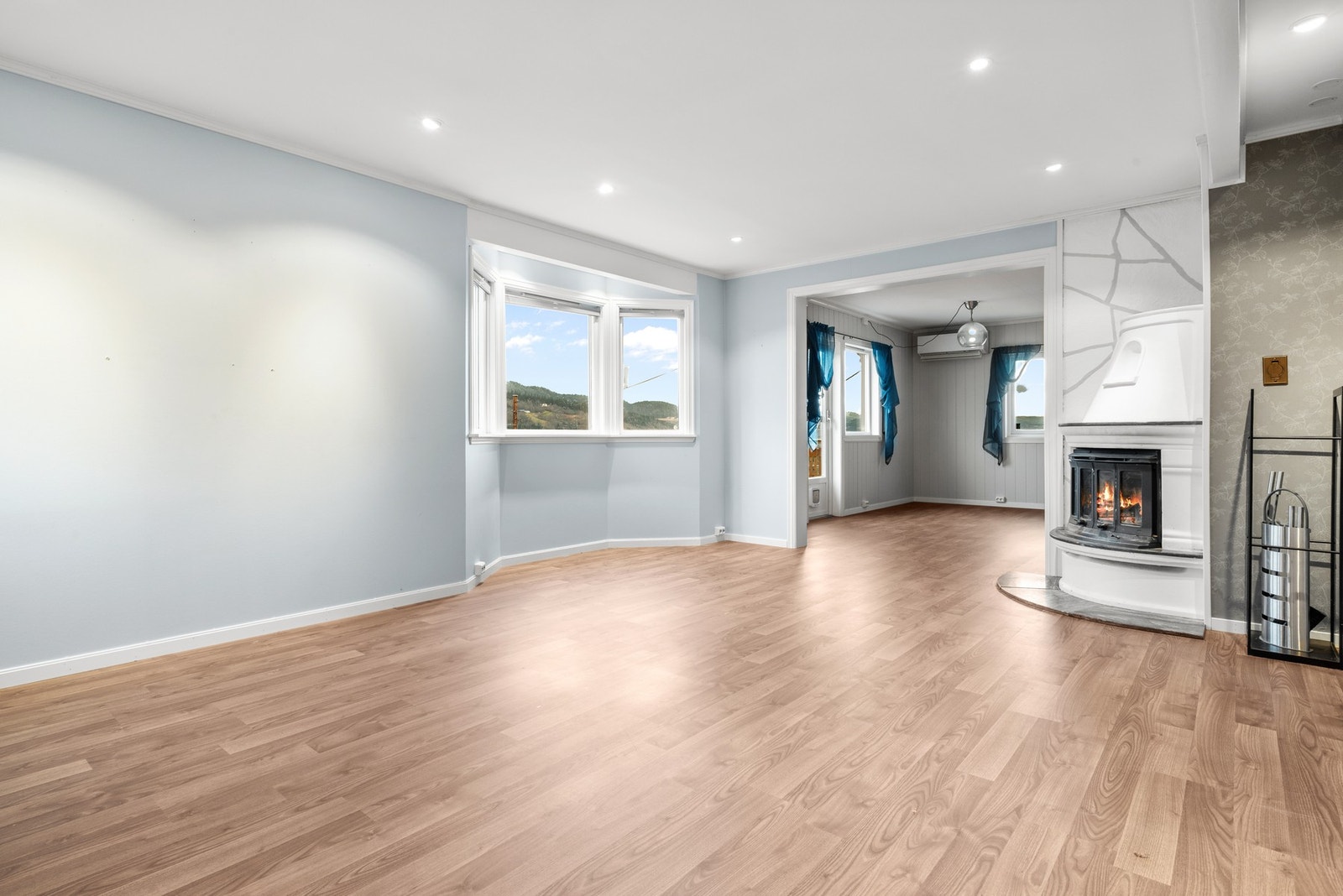 Stua har flere møbleringsmuligheter, og er et godt oppholdsrom for hele familien. Galleribilde