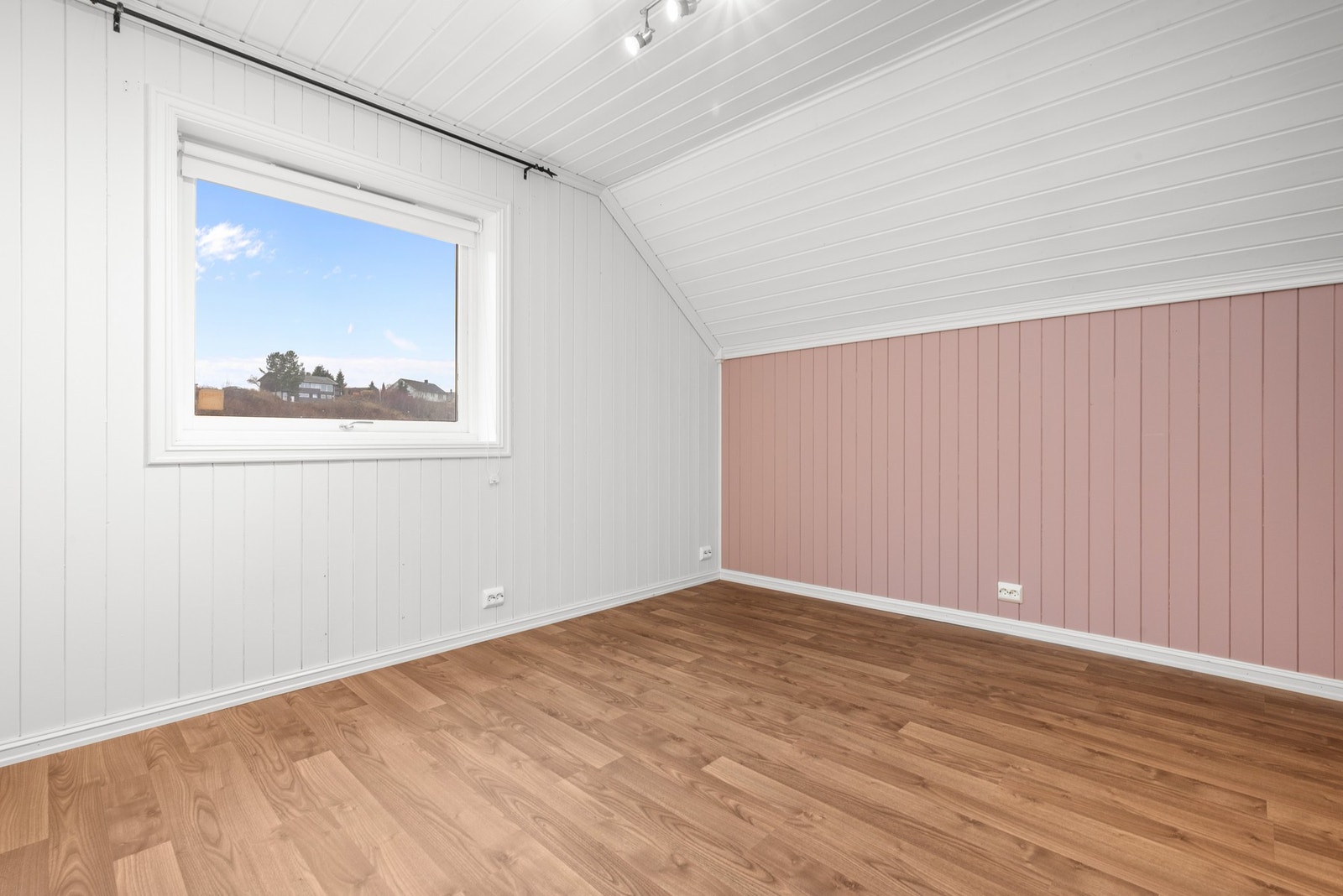 Soverom 2 er på ca. 10 kvm. Galleribilde