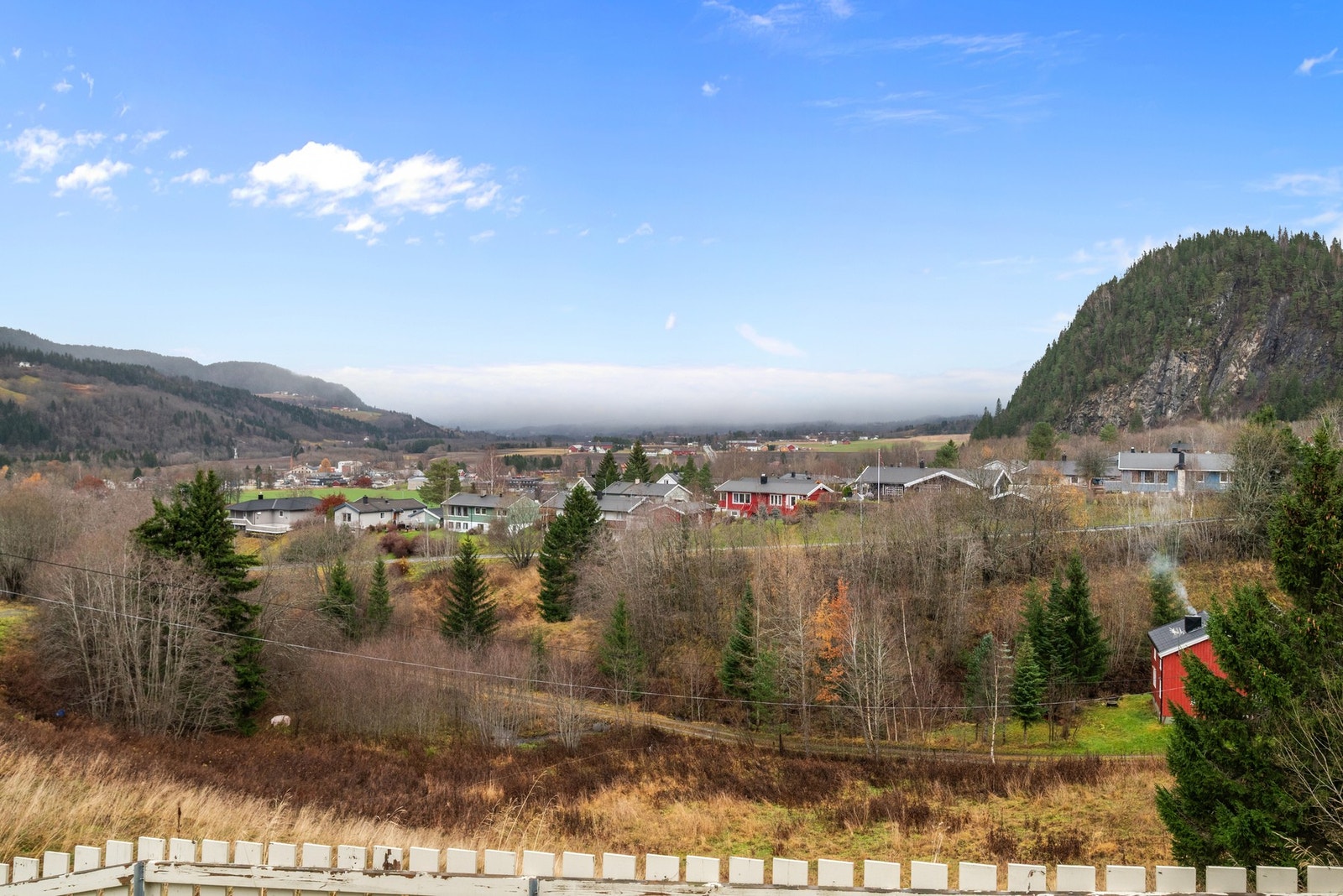 I nærheten er også Storvatnet, en populær badeplass om sommeren. Galleribilde