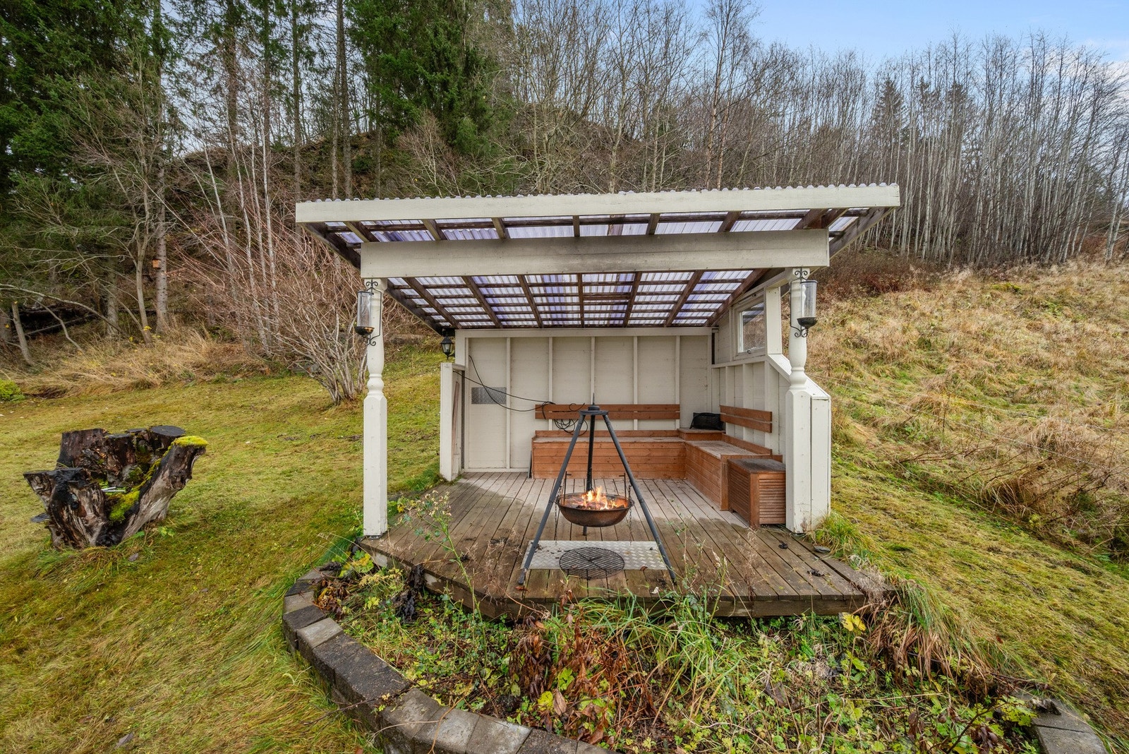 Eiendommen har ei flott grillhytte med innlagt strøm Galleribilde