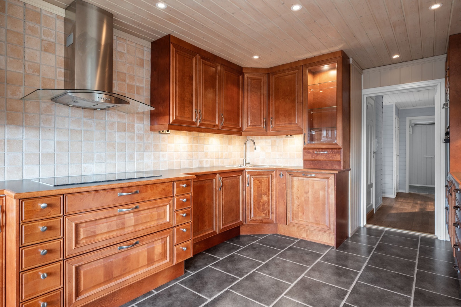 Her er det praktisk laminatflis på gulv og innredning med mye skap- og benkeplass. Galleribilde