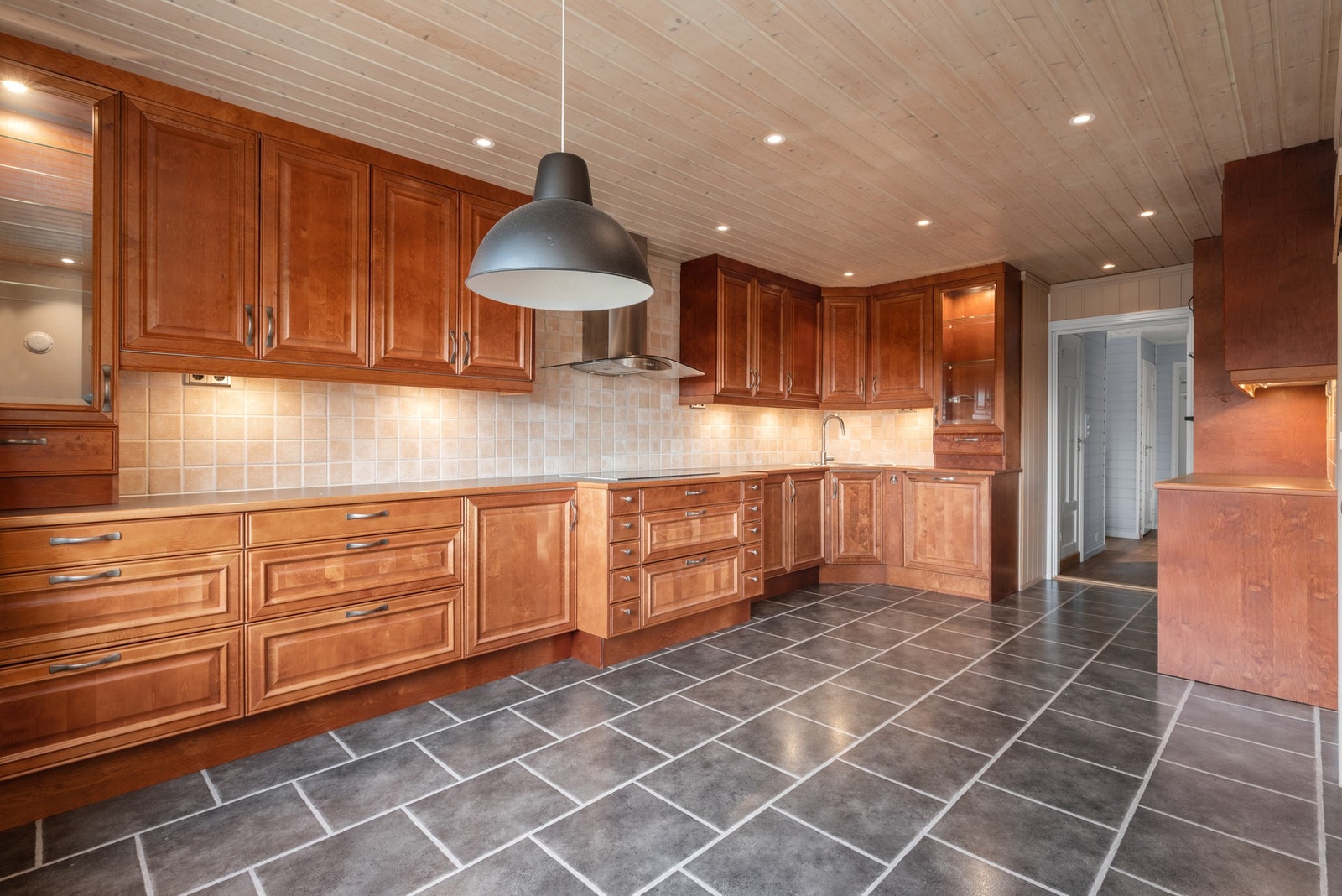 Boligen er opprinnelig oppført i 1954 med utvidelse av kjøkken i 2003. Galleribilde