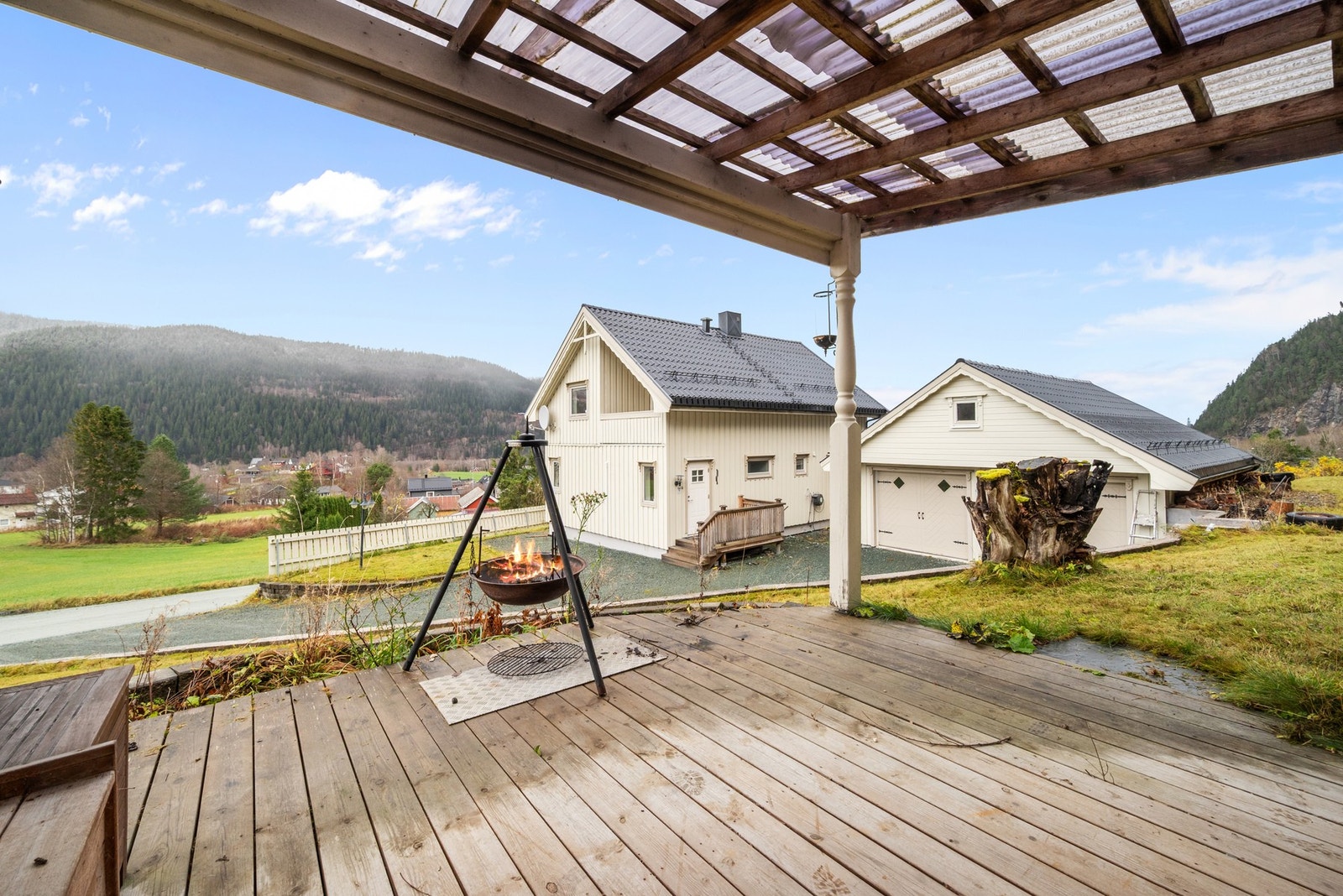 Her kan man nyte den siste kveldssola for dagen. Galleribilde