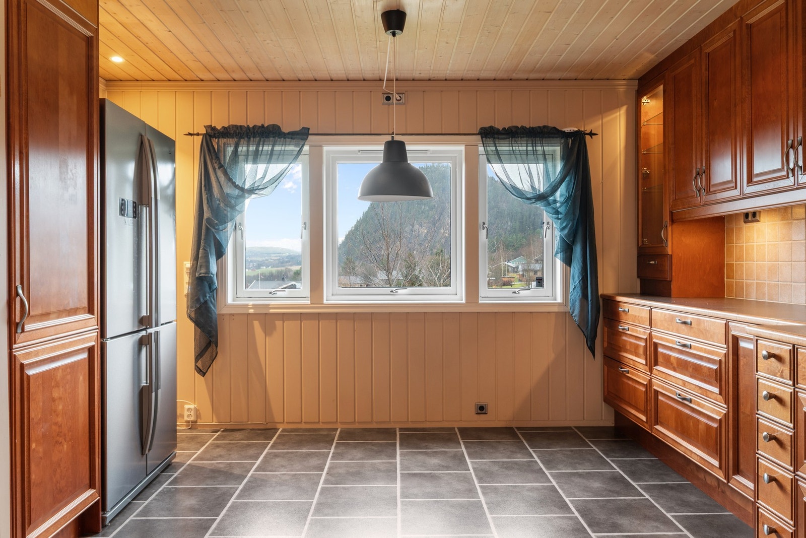 Kjøkkenet er på hele 20 kvm, og ble oppgradert i 2003. Galleribilde