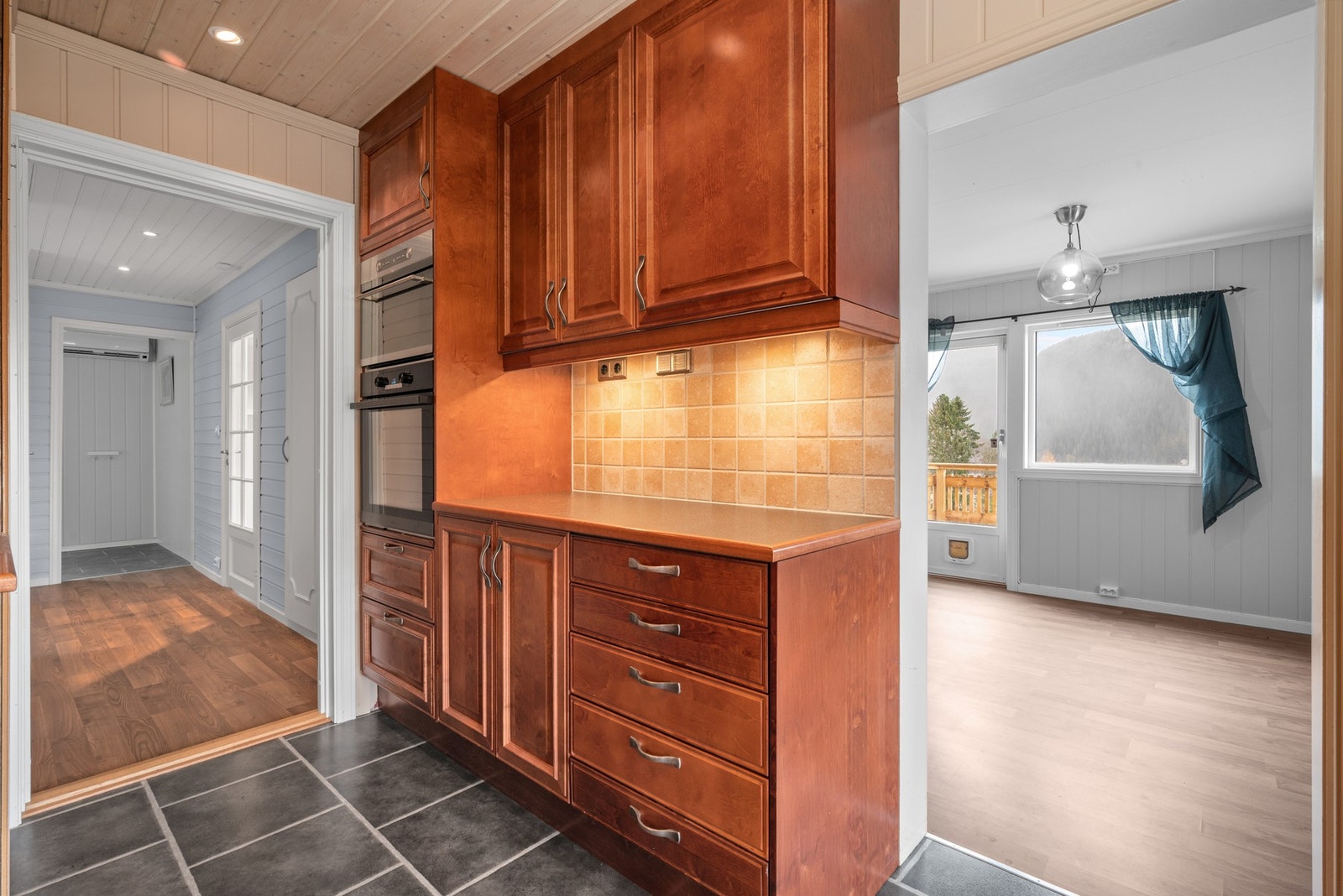 Flere soner gjør kjøkkenet til et praktisk oppholdsrom for hele familien. Galleribilde