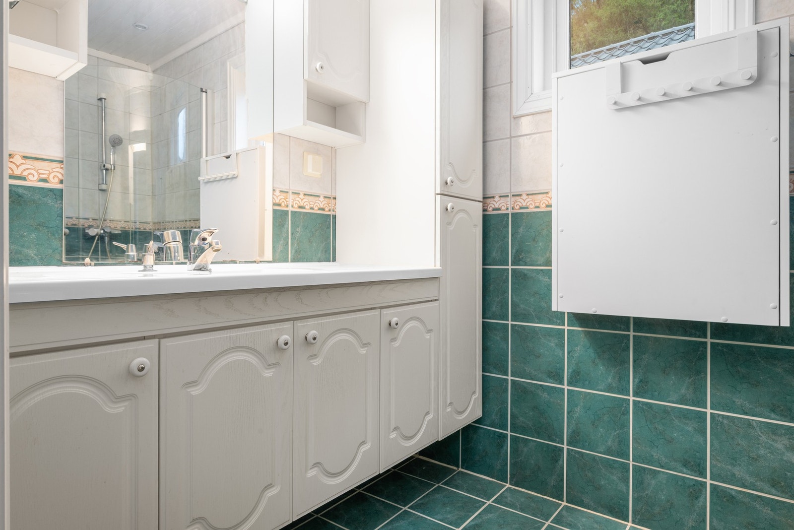 Badet i 1. etasje har flis på gulv og vegg. Det er varmekabler i gulv og downlights i tak. Galleribilde