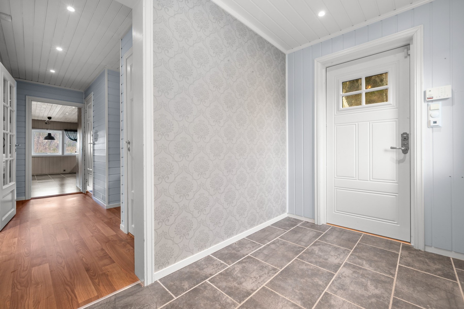 Boligen har et romslig vindfang med god plass til ytterklær og sko. Galleribilde