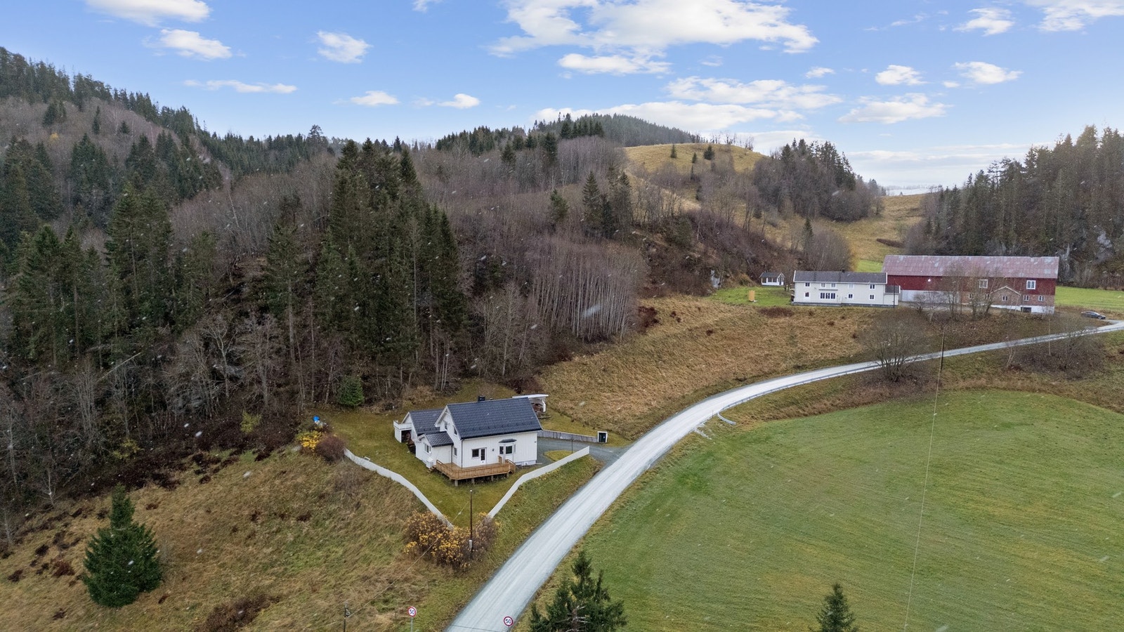 I nærheten er det også flotte tur- og rekreasjonsmuligheter. Høgsten, Litjsten og milevis med flotte sykkelstier. Galleribilde