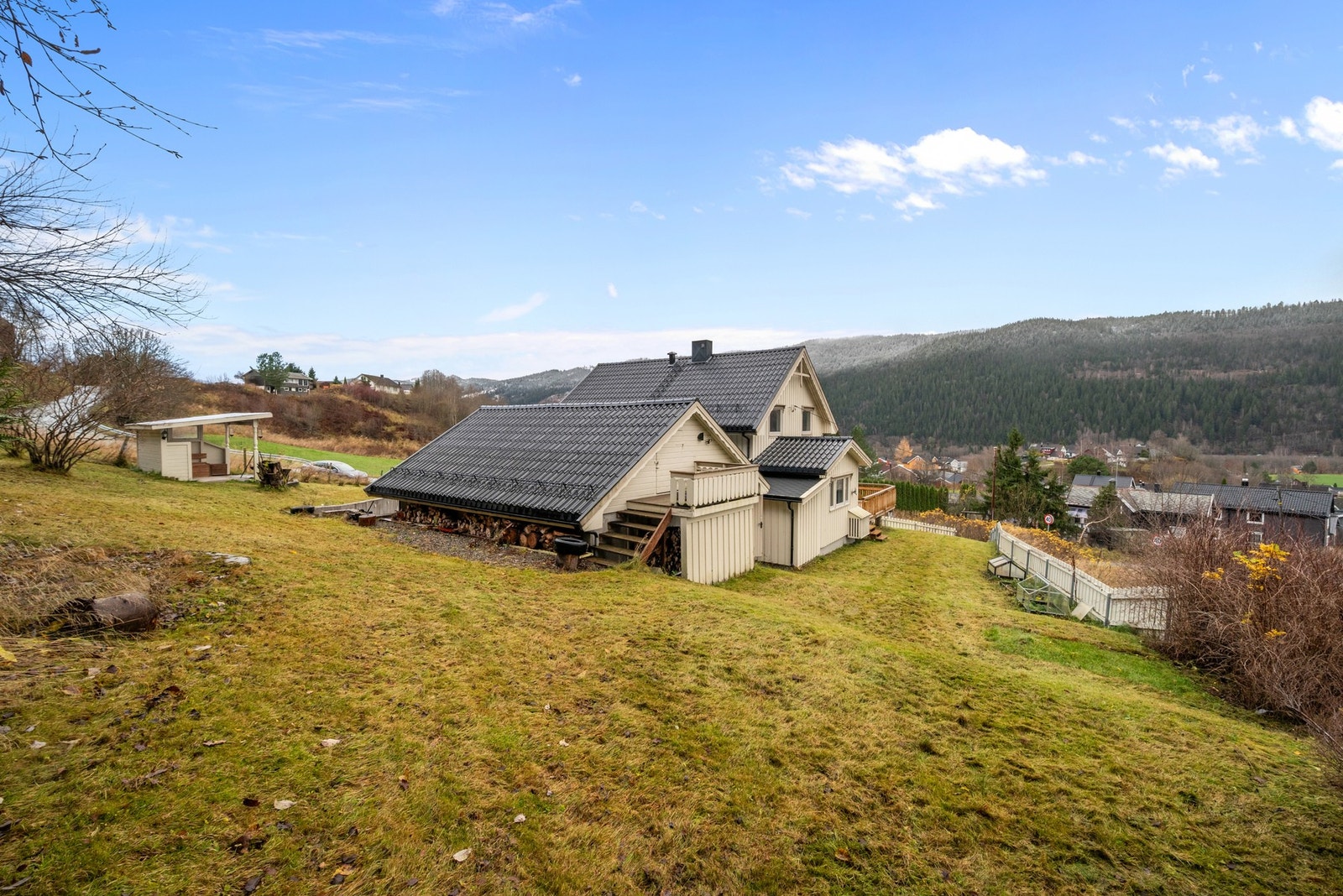 Garasjen har bodplass i bakkant og hems for praktisk oppbevaringsplass. Galleribilde