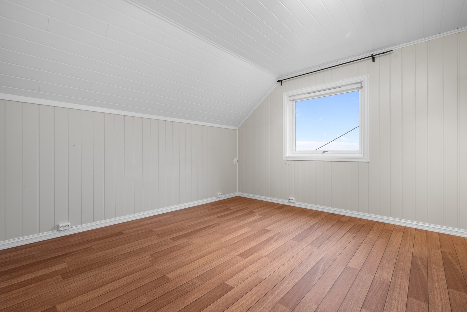 2. etasje har samlet alle soverom, hvor hovedsoverommet er på ca. 15 kvm. Galleribilde