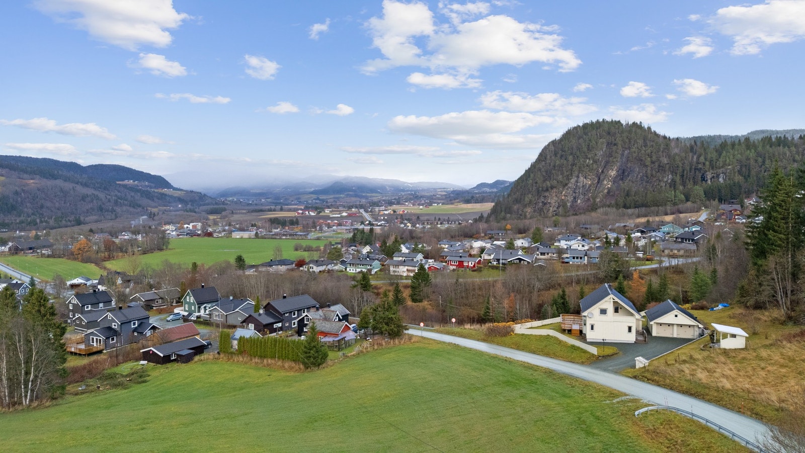 Her er det trygg skolevei, og ca. 1 km til dagligvare og kollektive forbindelser. Galleribilde