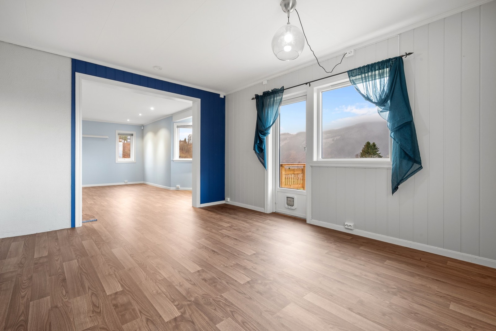 Fra stua er det også utgang til en solrik og flott terrasse. Galleribilde