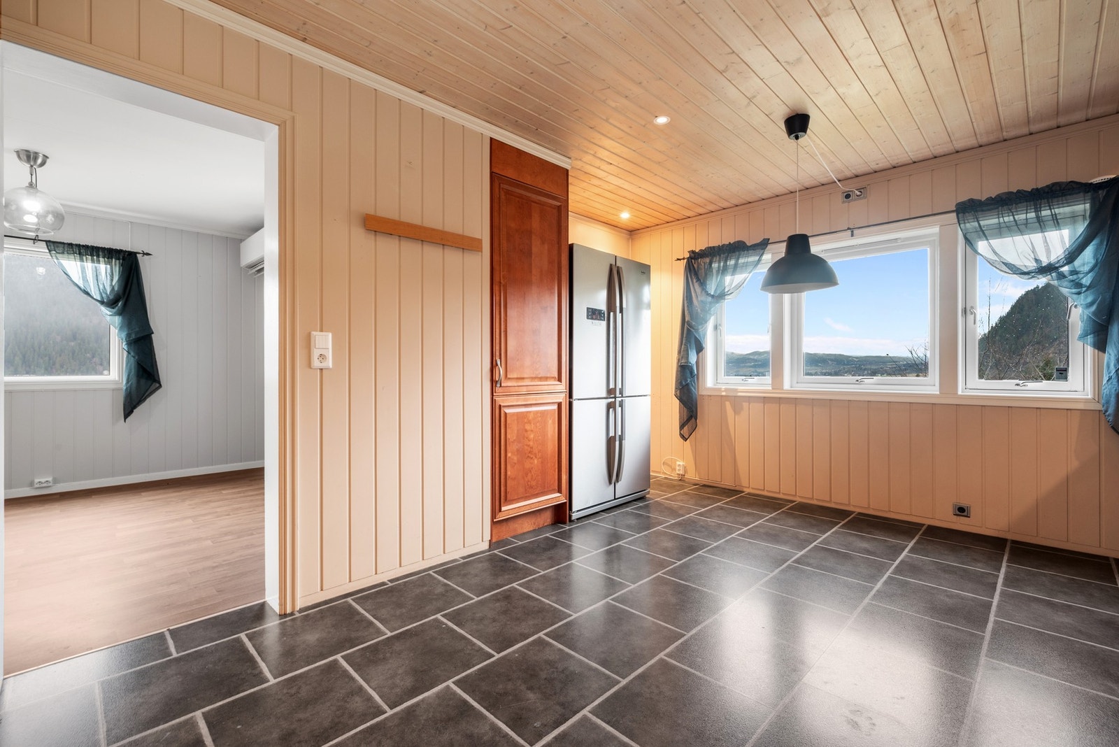 Kjøkkenet har god plass til spisebord, og har enkel adkomst både til stua og gang. Galleribilde