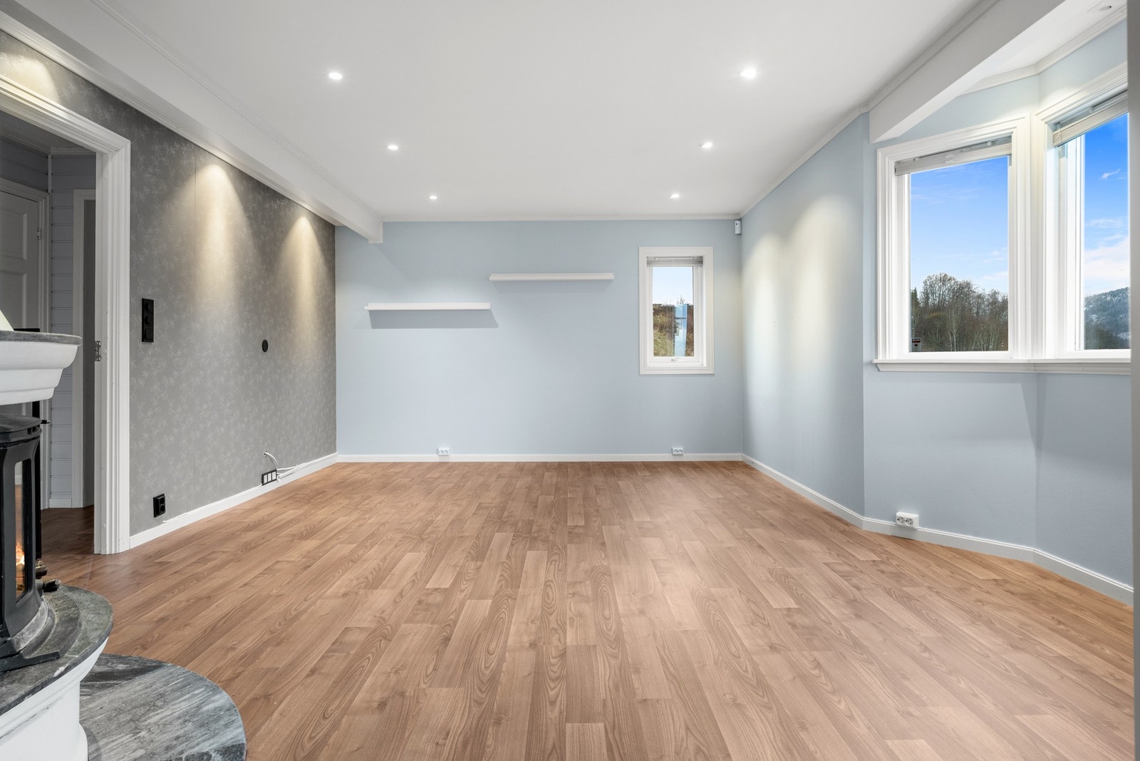 Her er det også vedovn, og det er installert to varmepumper for god og behagelig varme. Galleribilde