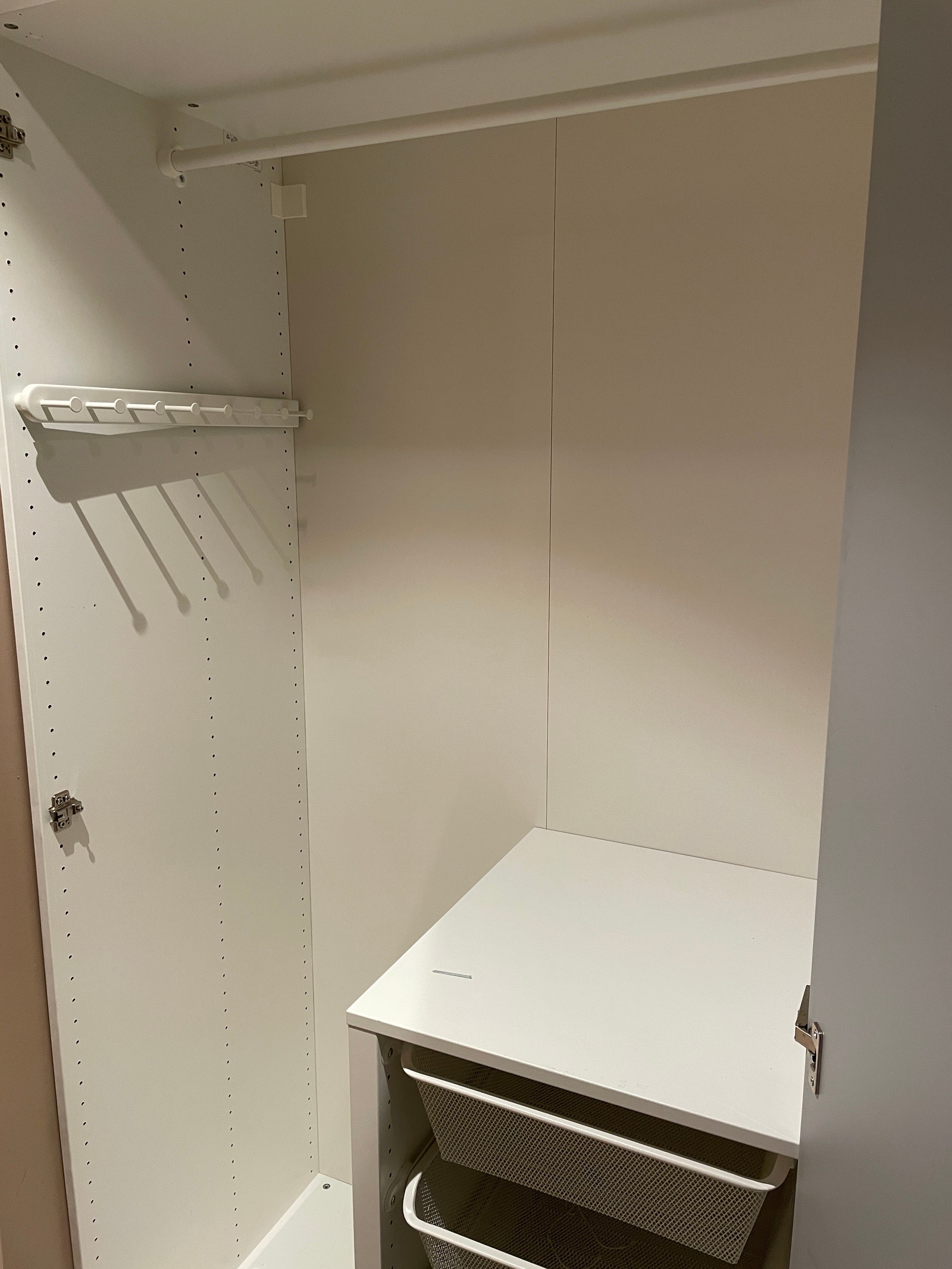 Skap i entre Galleribilde