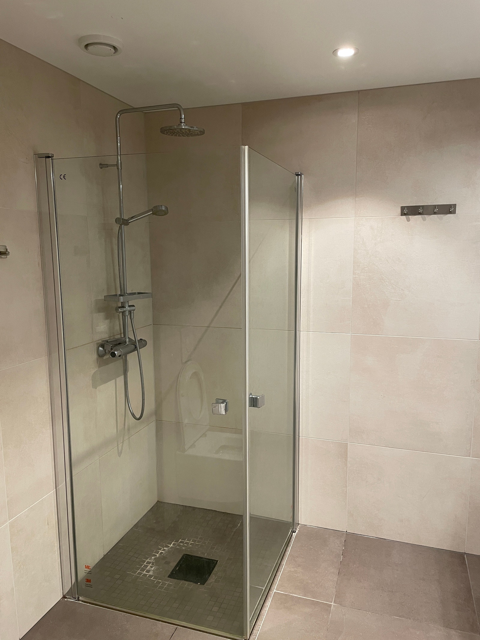 Dusjløsning, flislagt gulv og vegg, spoter i tak. Varme i gulv. Galleribilde