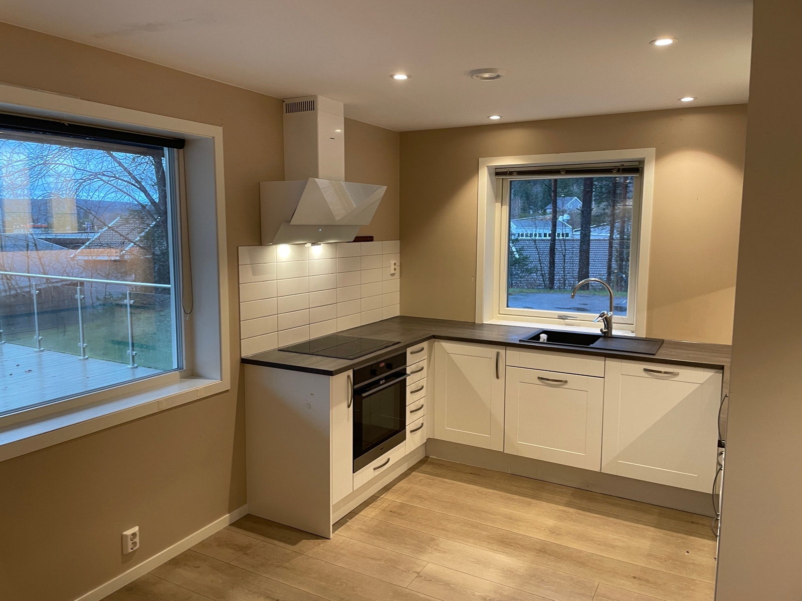 Kjøkken med integrerte hvitevarer Galleribilde