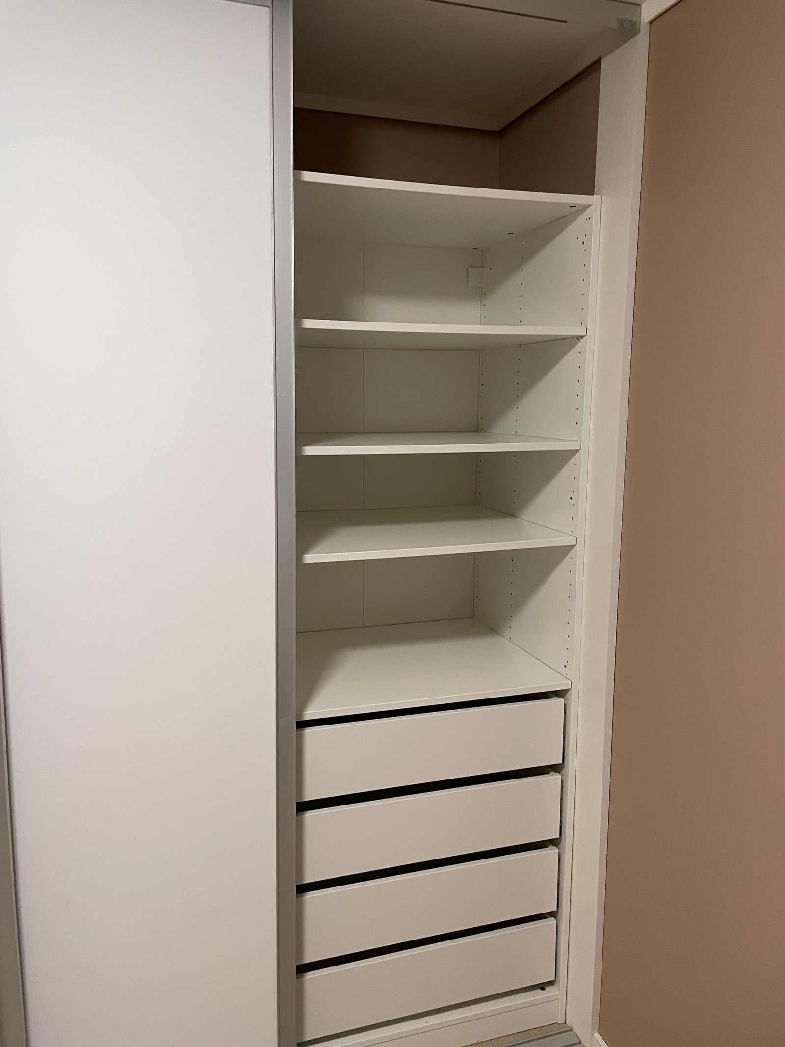 Innmat i skapene med diverse skuffer og hyller Galleribilde