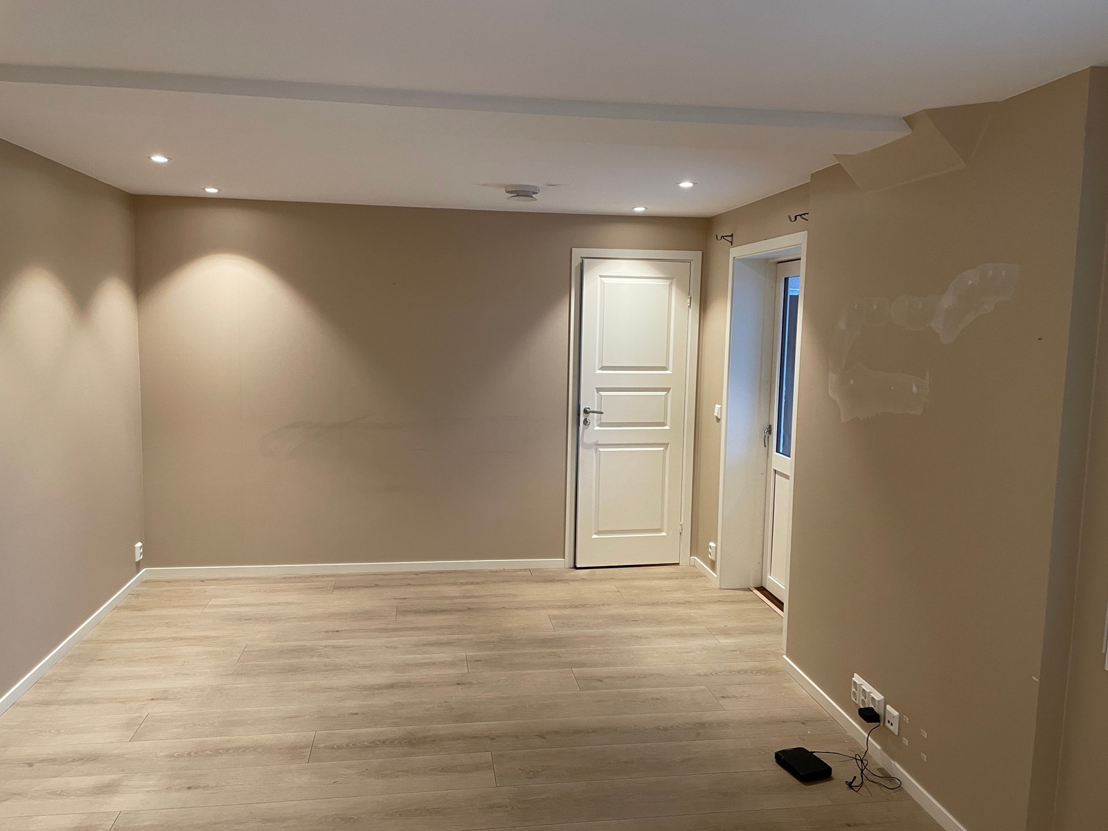 Stue med LED spot belysning og varme i gulv Galleribilde