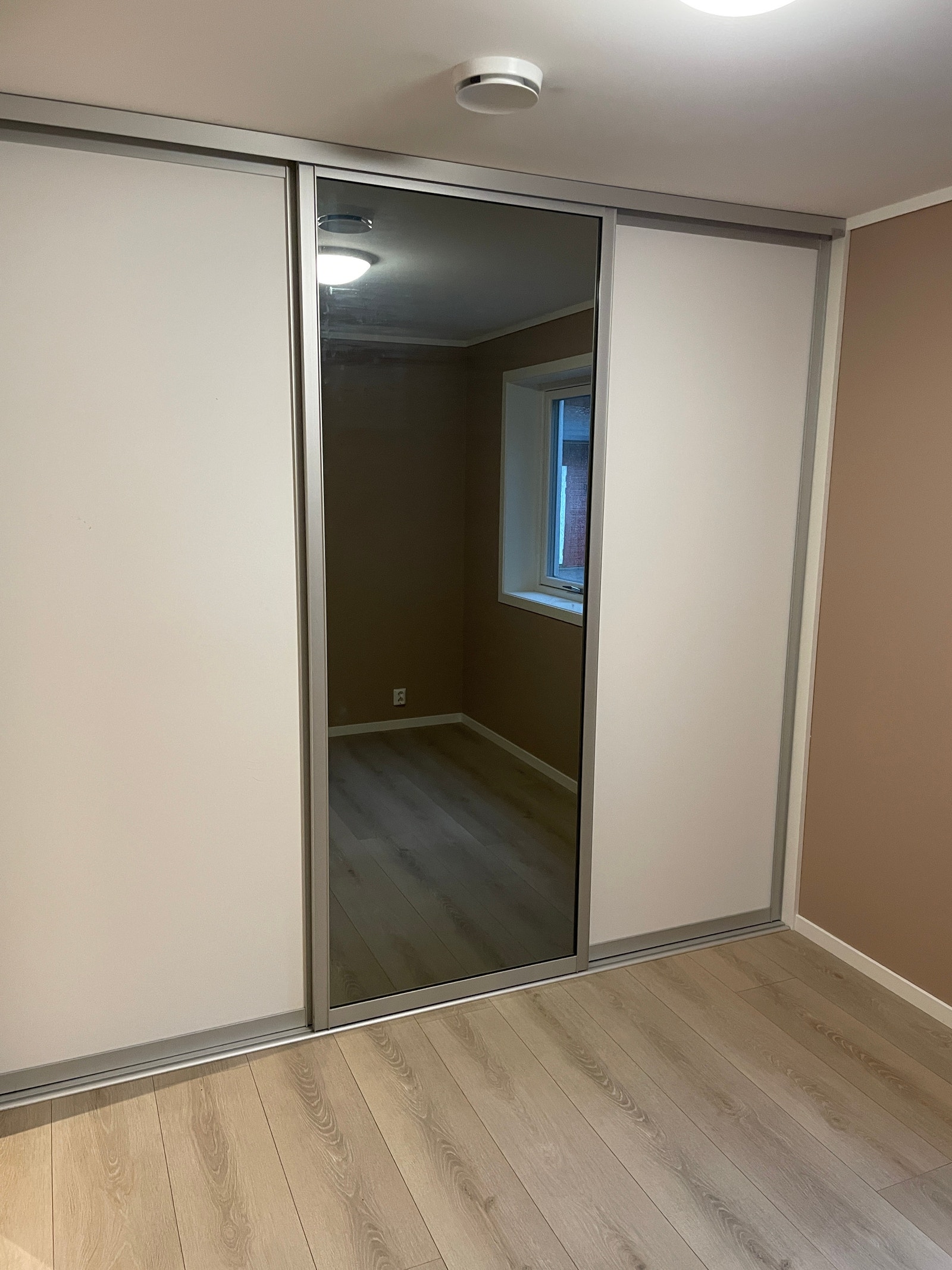 Skyvedørsgarderobe på hovedsoverom Galleribilde