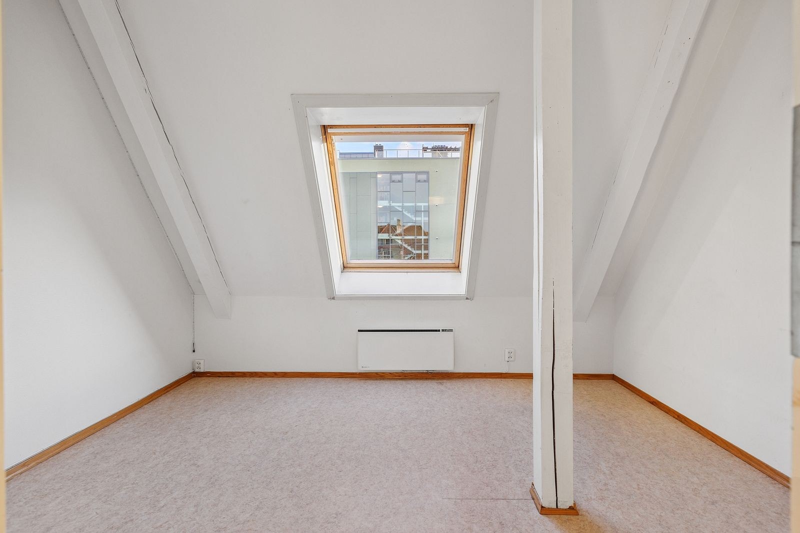 Tre store soverom med store vinduer Galleribilde