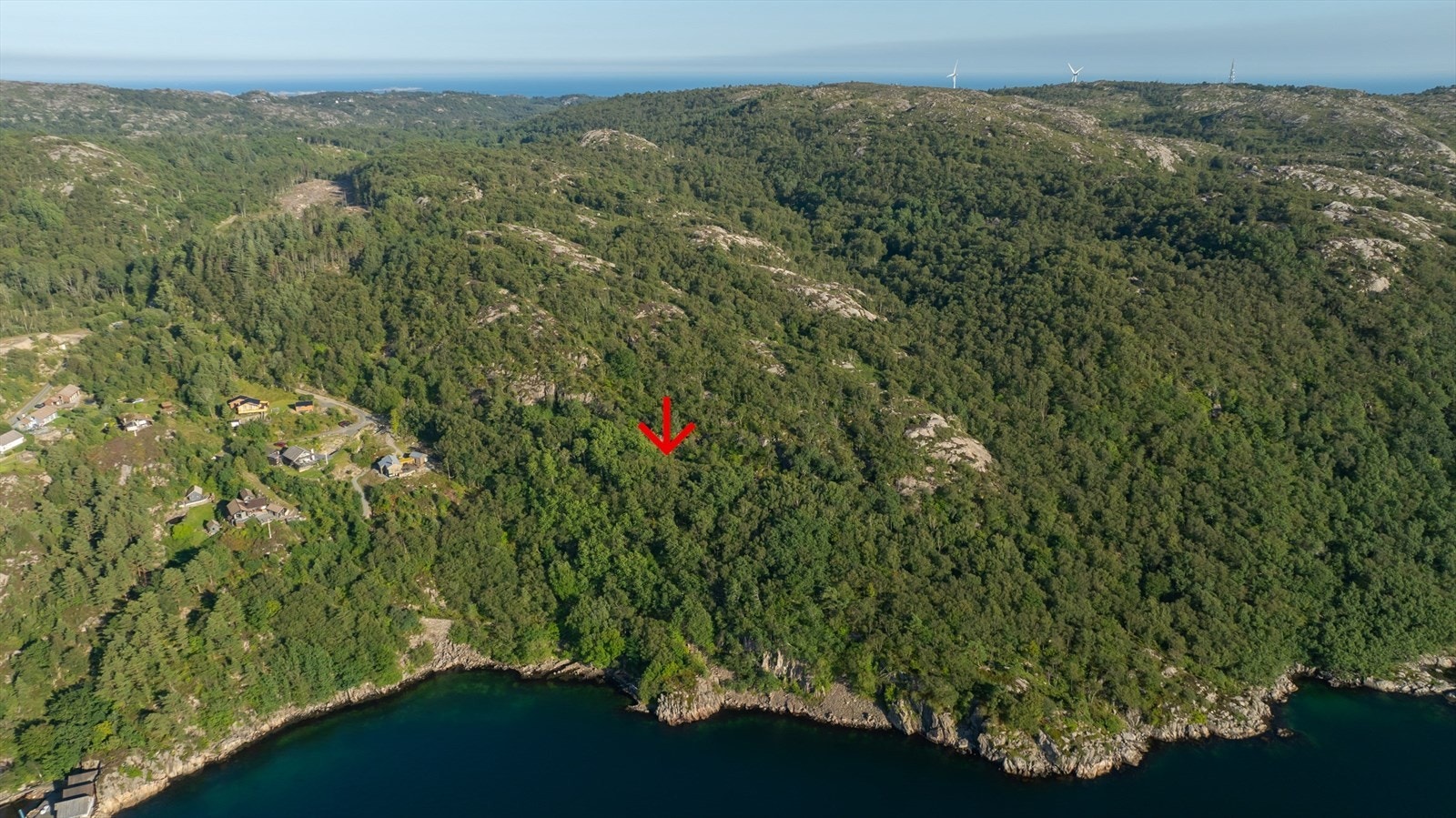 Lang strandlinje, bratt terreng. Galleribilde
