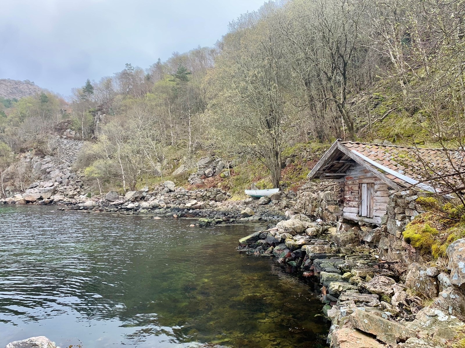Gammel felles vei ned til sjøen. Båtstøer for flere bnr. Galleribilde